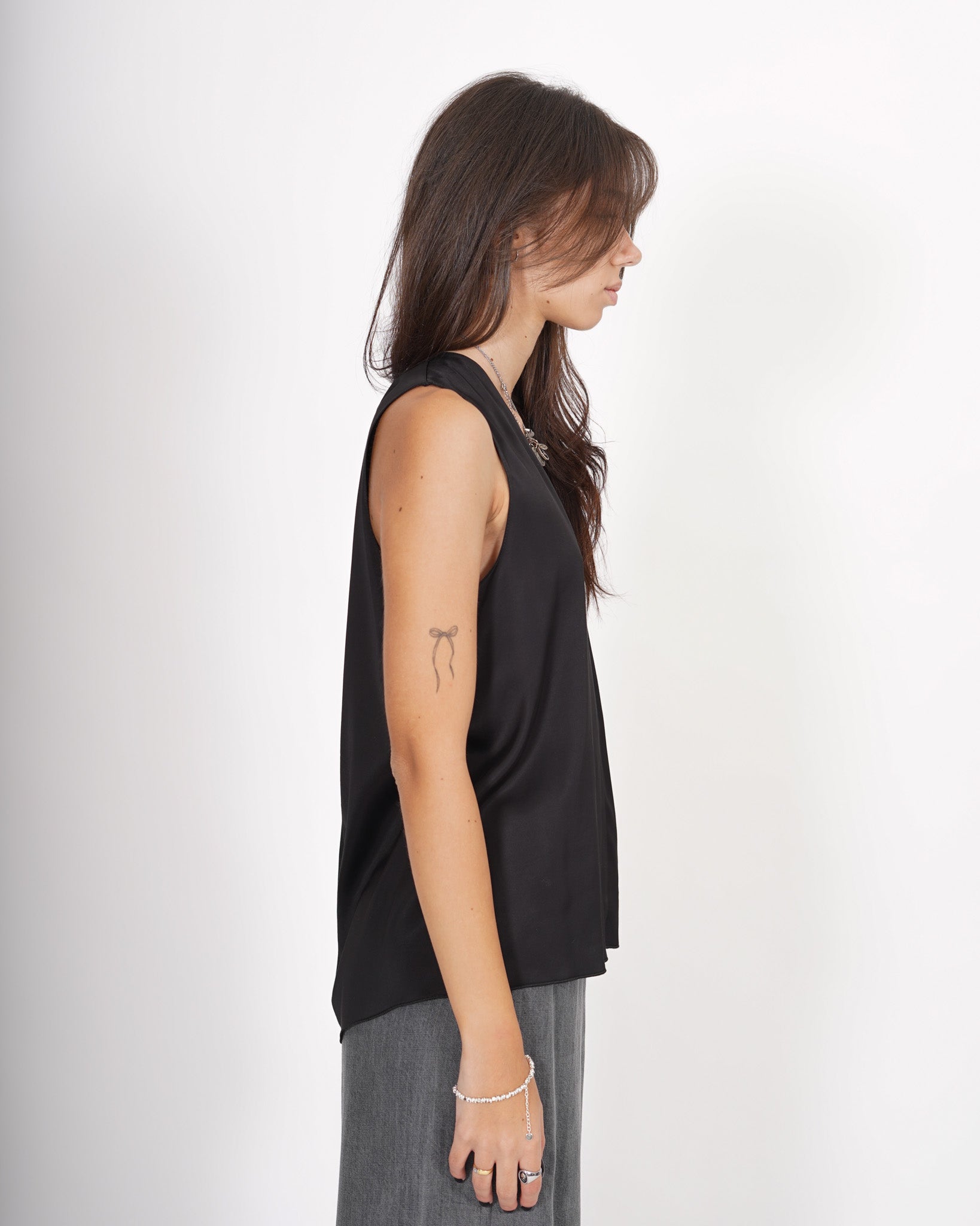 Blusa smanicata scollo a v in raso - Pausini