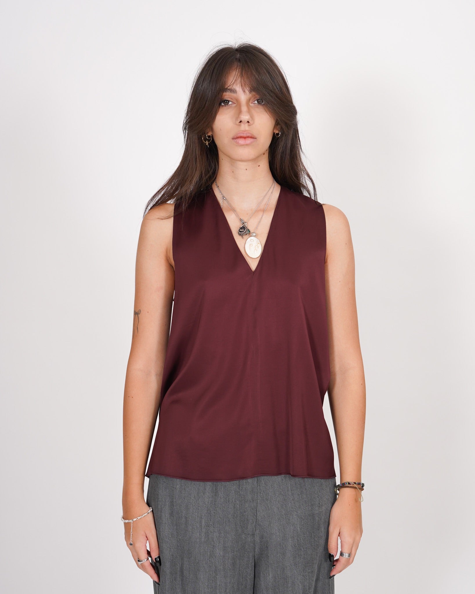 Blusa smanicata scollo a v in raso - Pausini