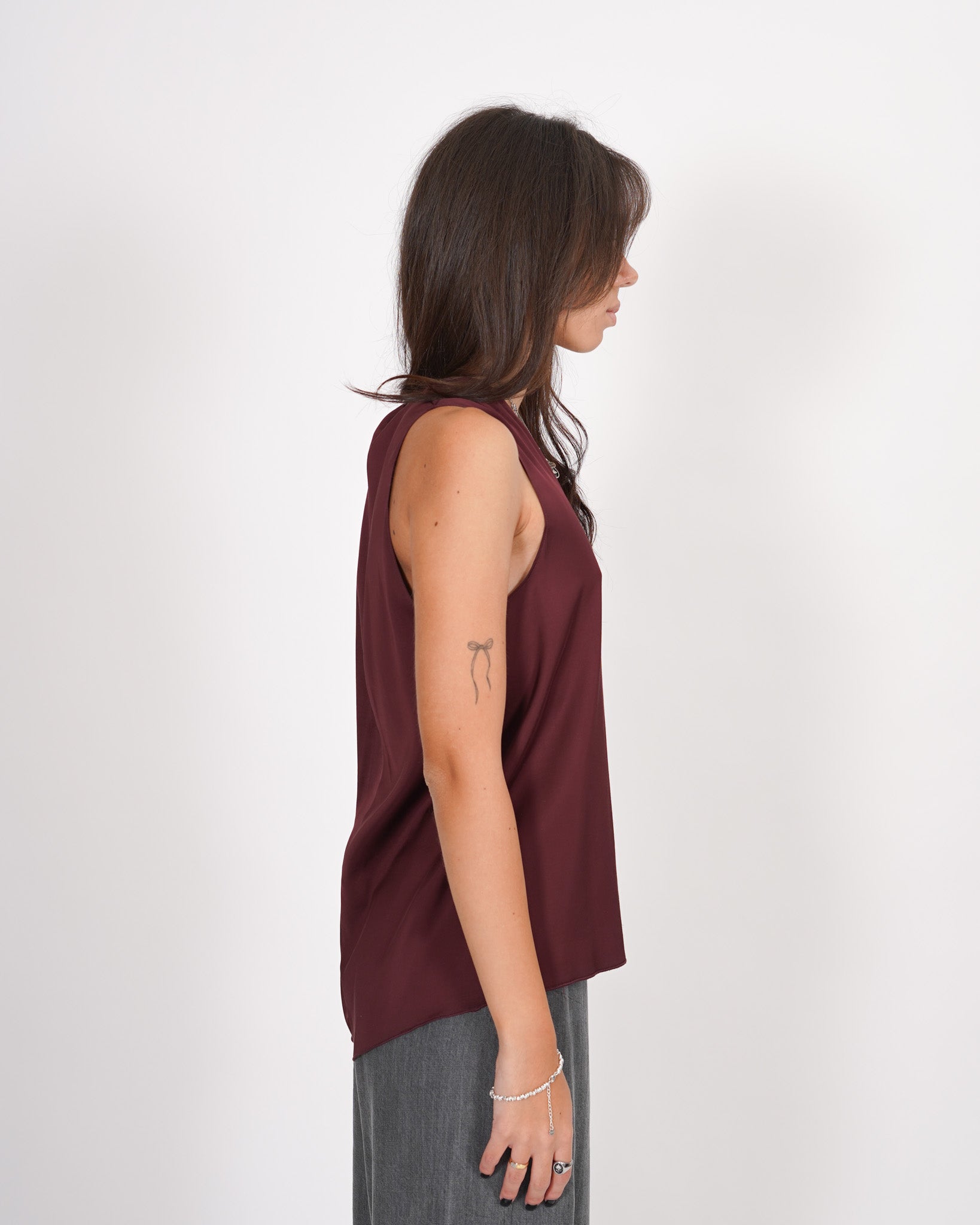 Blusa smanicata scollo a v in raso - Pausini