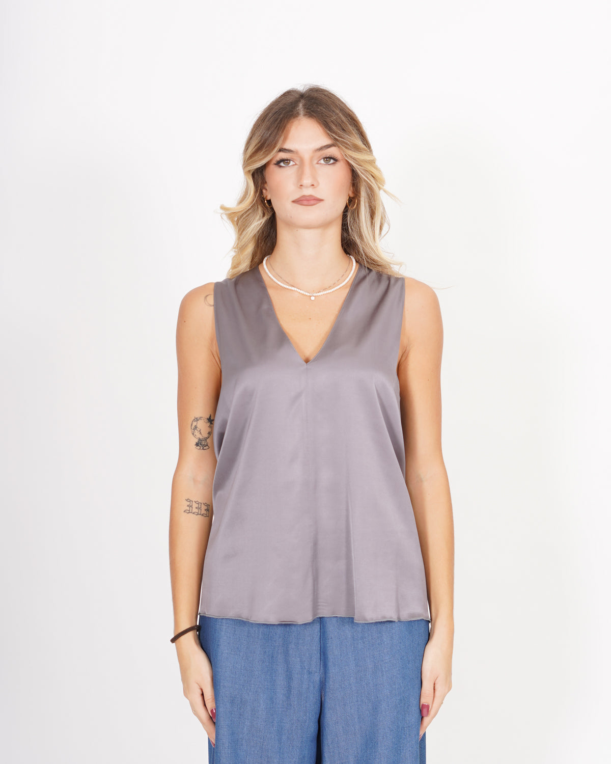 Blusa smanicata scollo a v in raso - Pausini