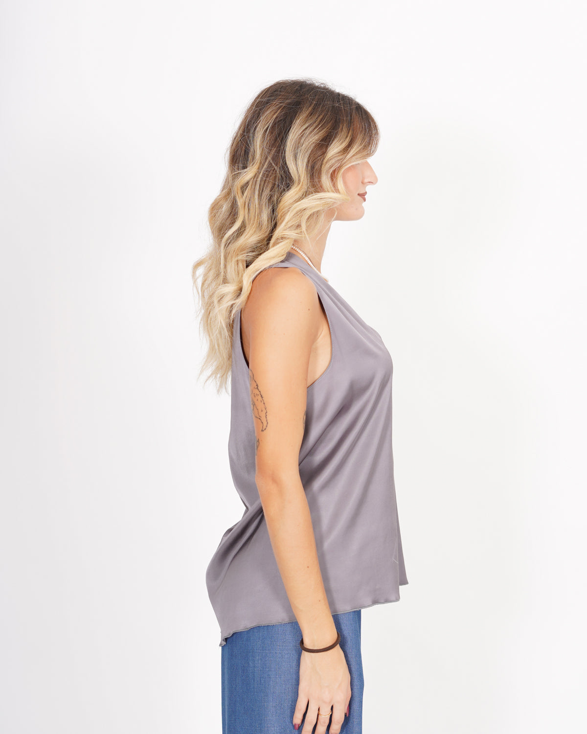 Blusa smanicata scollo a v in raso - Pausini