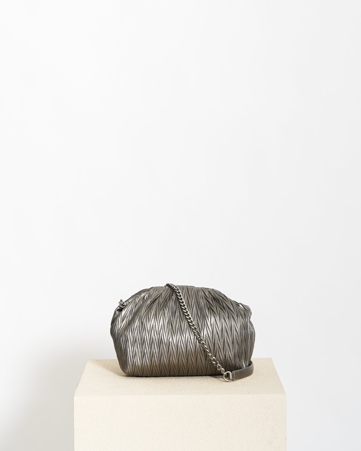 Clutch goffrata con tracolla catena - Camelia