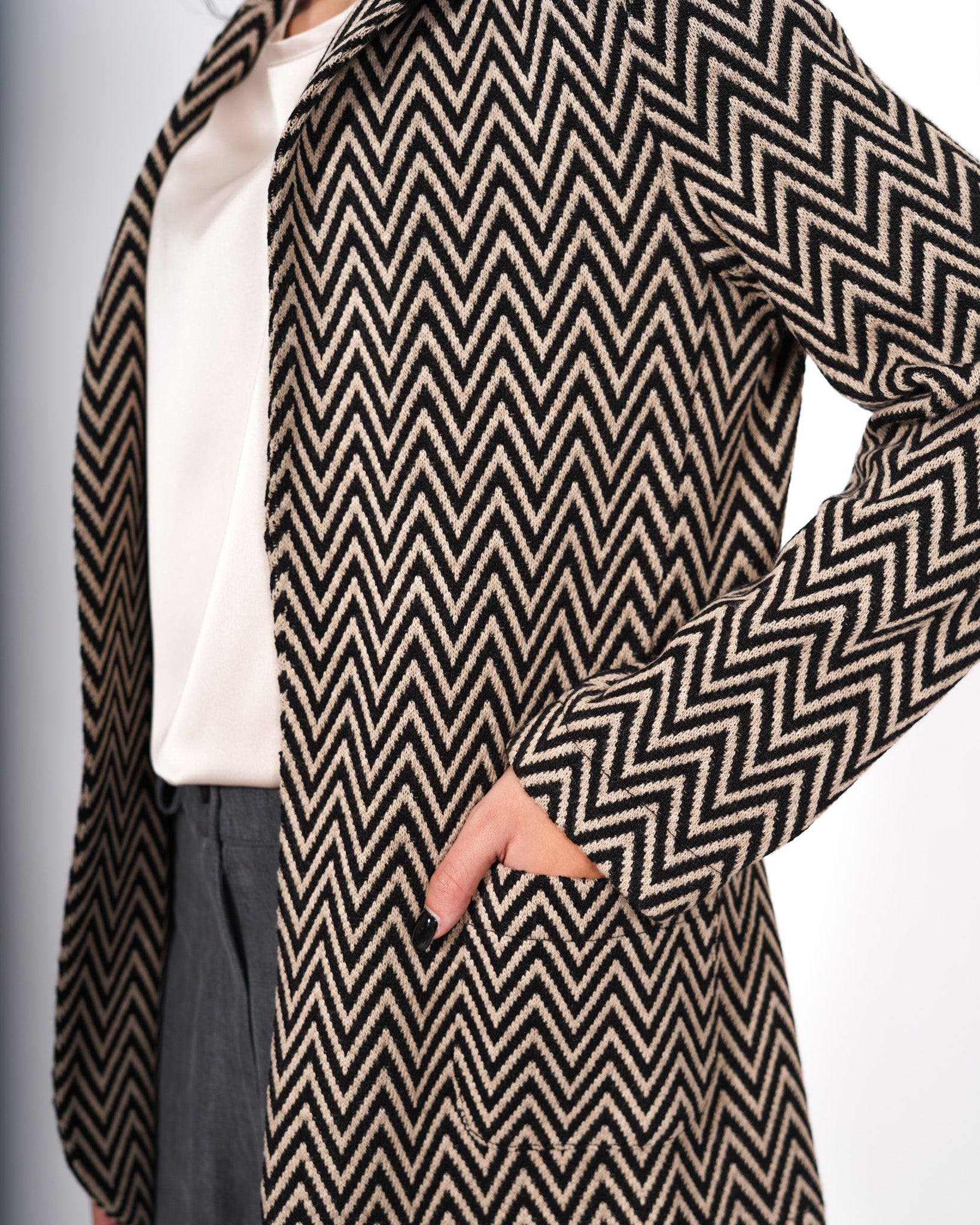 Giacca disegno geometrico stondata sul retro - Parigi Uncategorized - Hope Abbigliamento e Accessori Donna Online