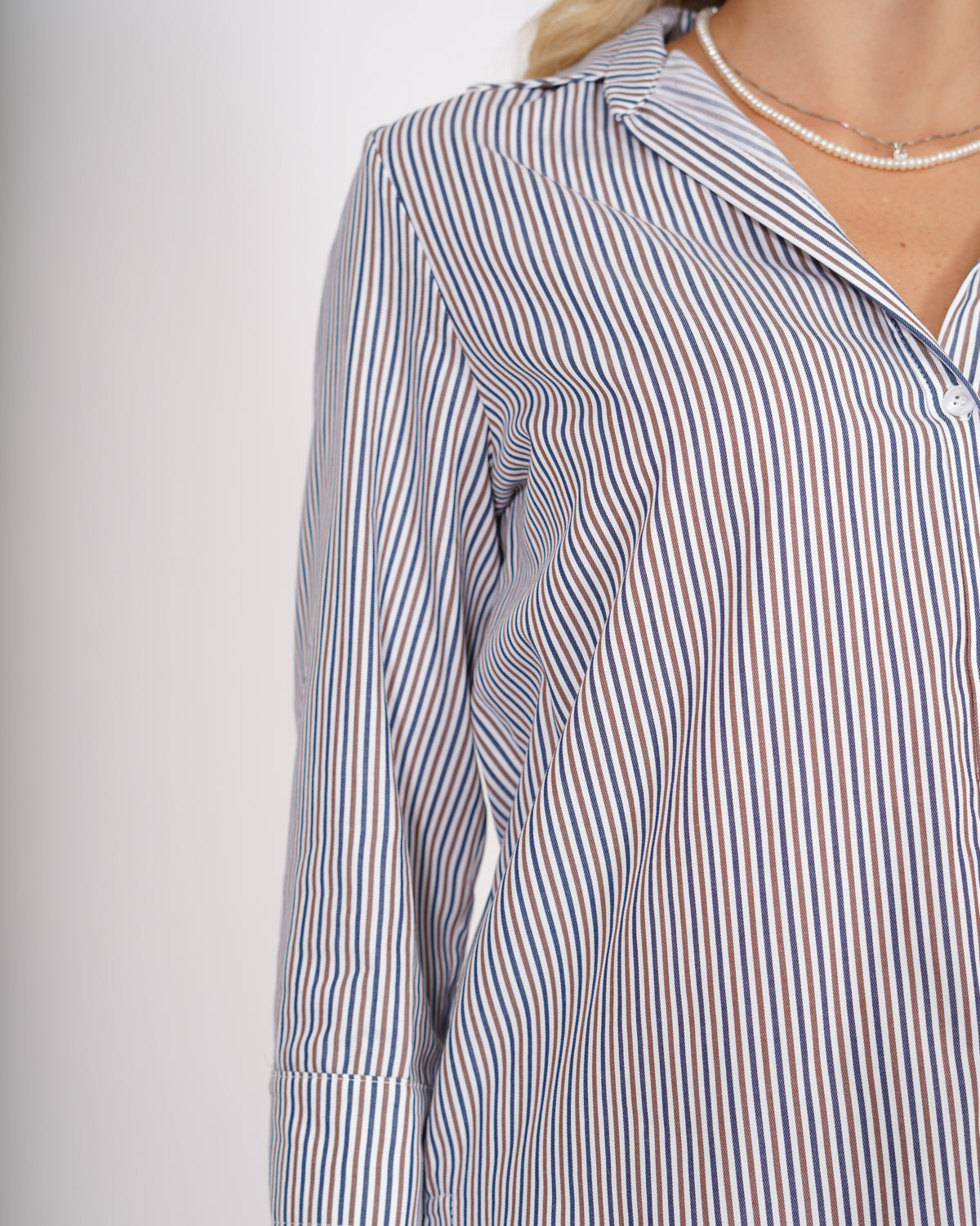 Camicia slim fit scollo a v in cotone rigato - Vorbek Uncategorized - Hope Abbigliamento e Accessori Donna Online