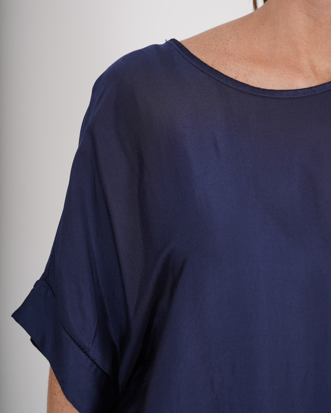 Blusa girocollo mezza manica in tessuto raso di viscosa - Vasetto Uncategorized - Hope Abbigliamento e Accessori Donna Online