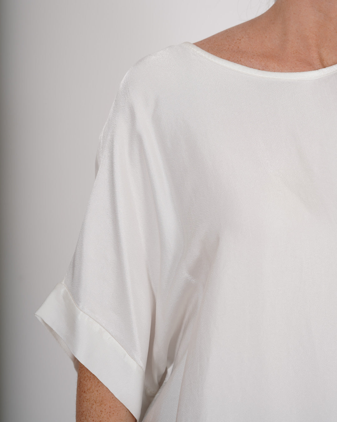 Blusa girocollo mezza manica in tessuto raso di viscosa - Vasetto Uncategorized - Hope Abbigliamento e Accessori Donna Online