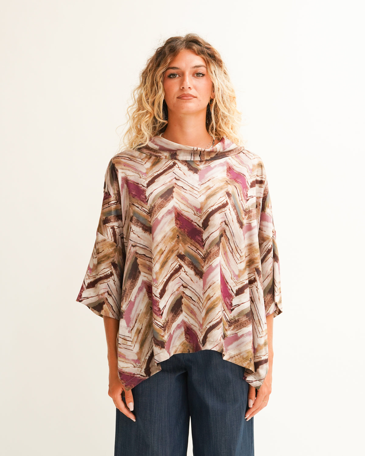 Blusa over collo a cratere con stampa chevron in raso manopesca - Umberta