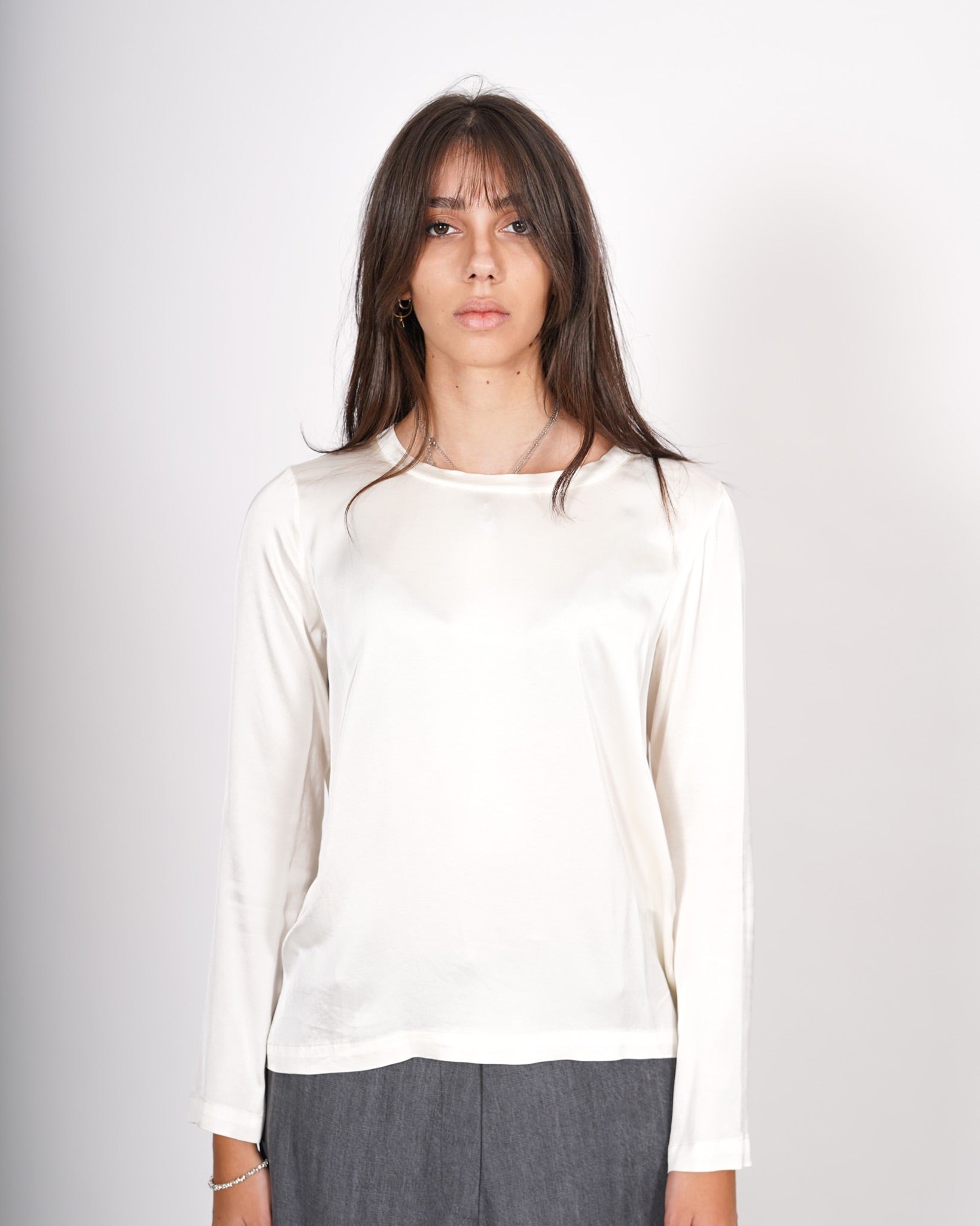 Blusa girocollo regular fit in raso - Verzellino Uncategorized - Hope Abbigliamento e Accessori Donna Online