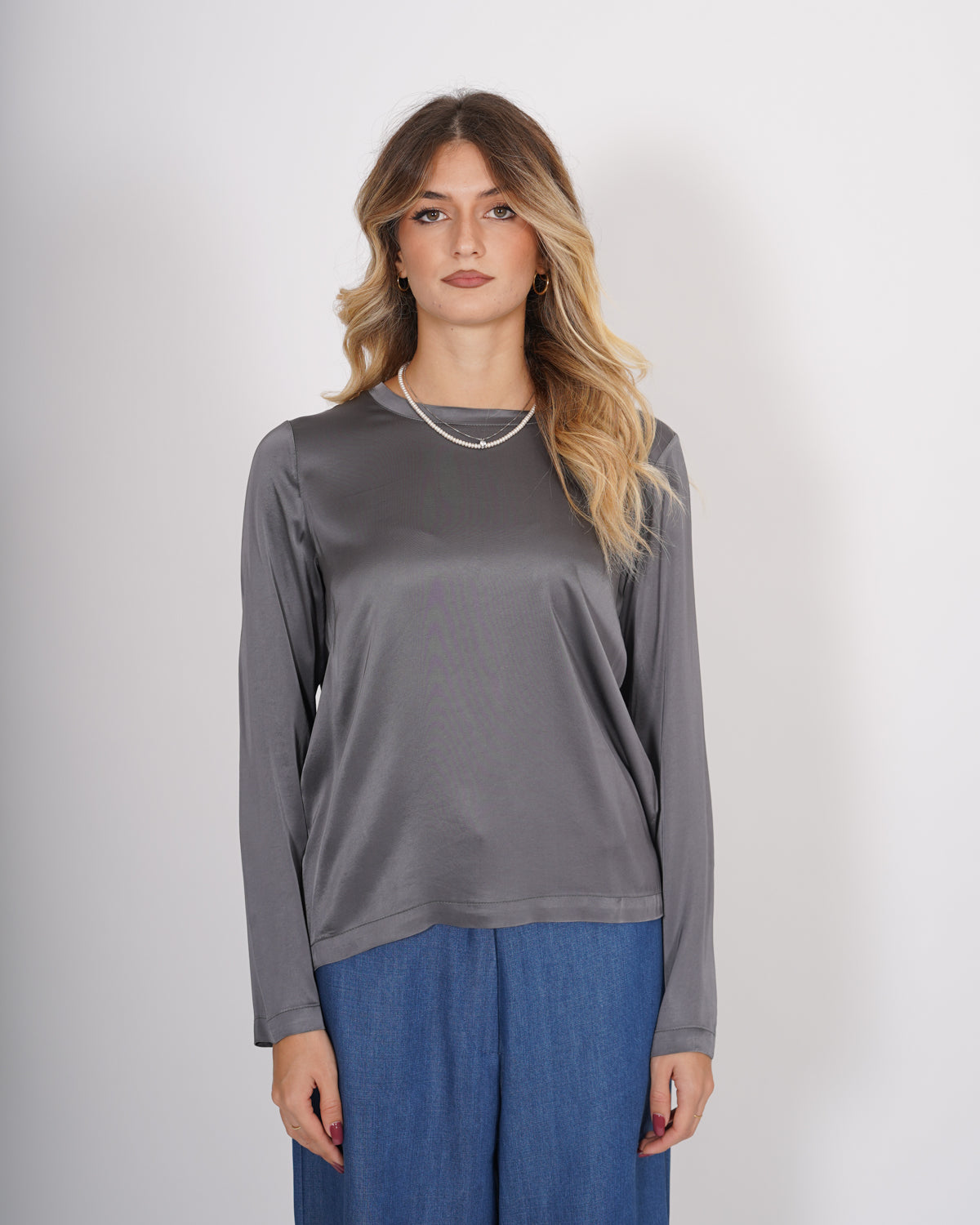 Blusa girocollo regular fit in raso - Verzellino Uncategorized - Hope Abbigliamento e Accessori Donna Online