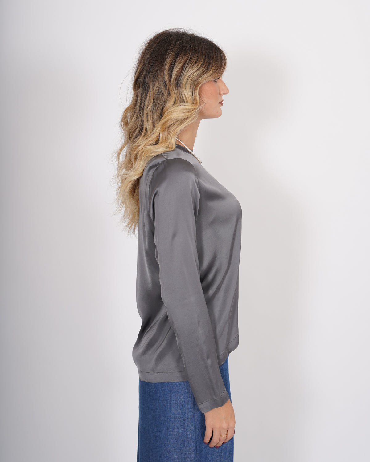 Blusa girocollo regular fit in raso - Verzellino Uncategorized - Hope Abbigliamento e Accessori Donna Online