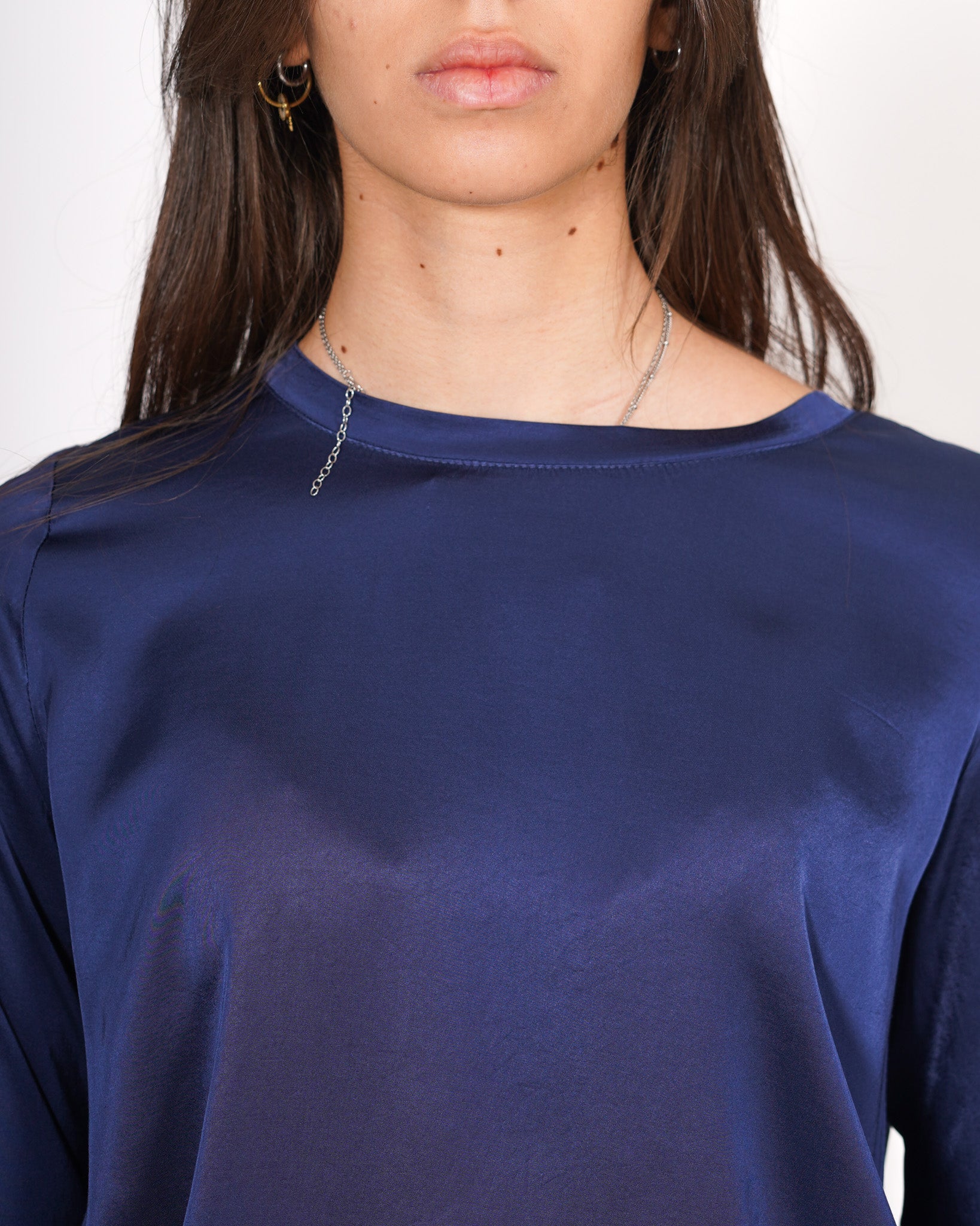 Blusa girocollo regular fit in raso - Verzellino Uncategorized - Hope Abbigliamento e Accessori Donna Online