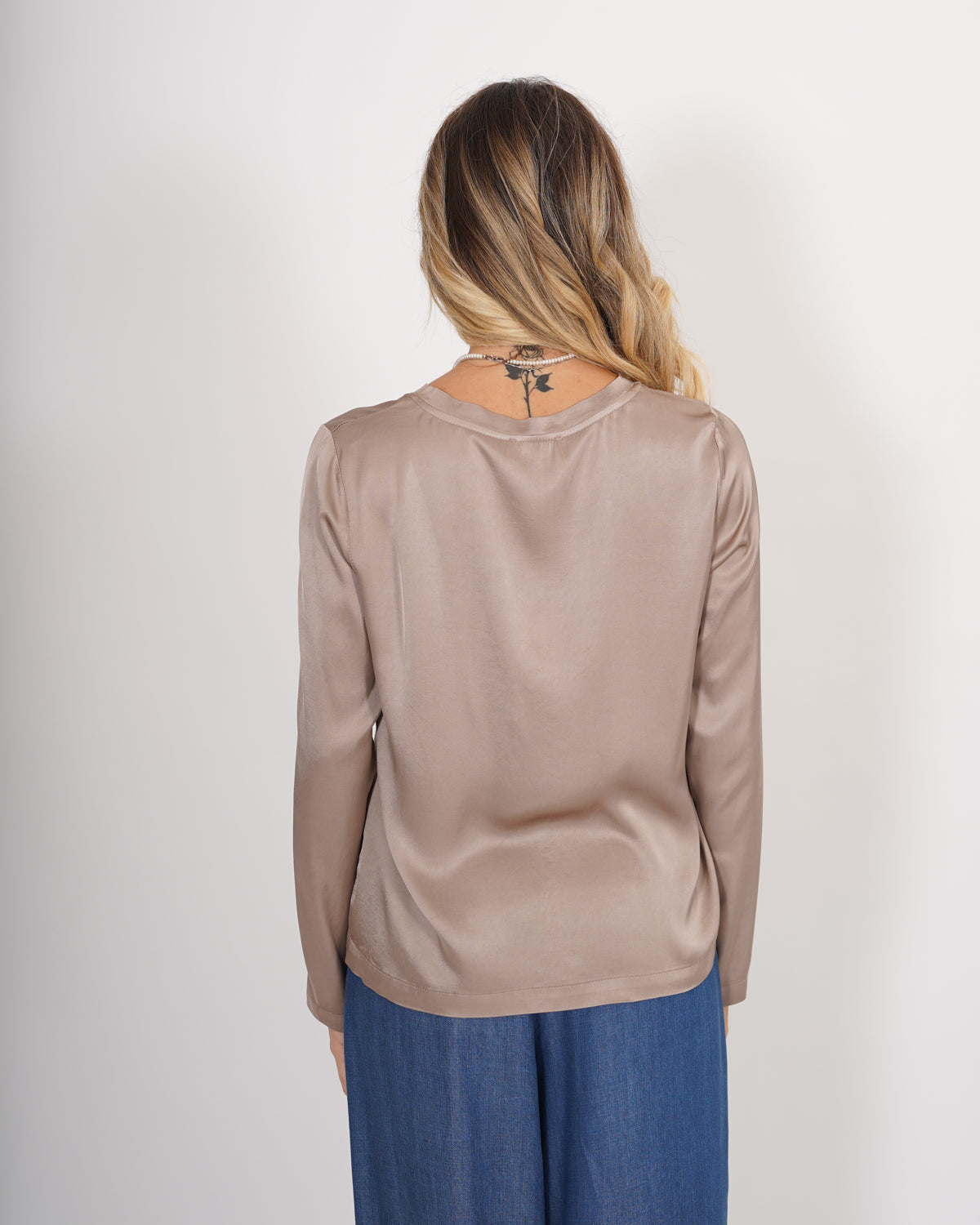 Blusa girocollo regular fit in raso - Verzellino Uncategorized - Hope Abbigliamento e Accessori Donna Online