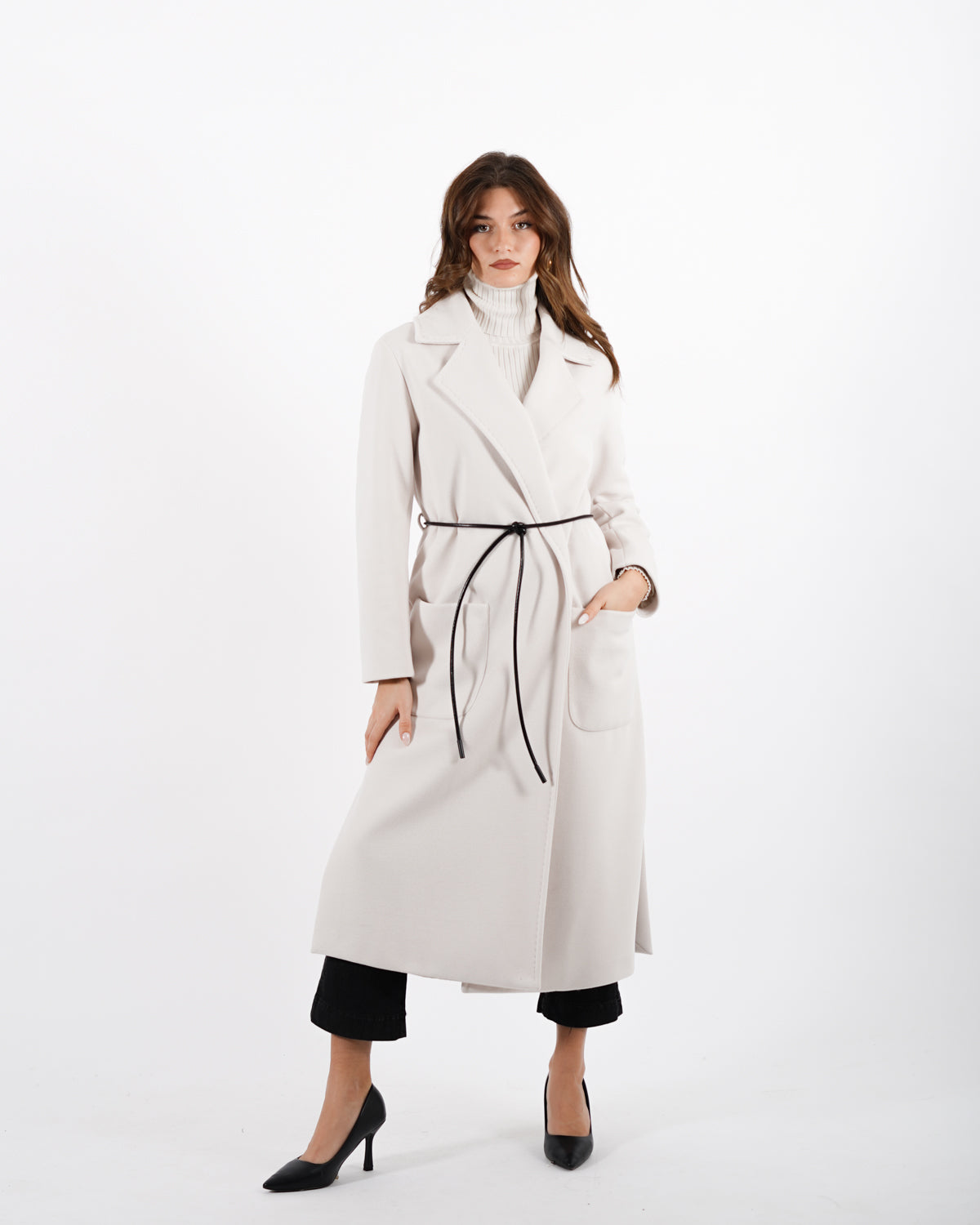 Cappotto lungo con cintura a filo in ecopelle e tasche davanti - Tricot Uncategorized - Hope Abbigliamento e Accessori Donna Online