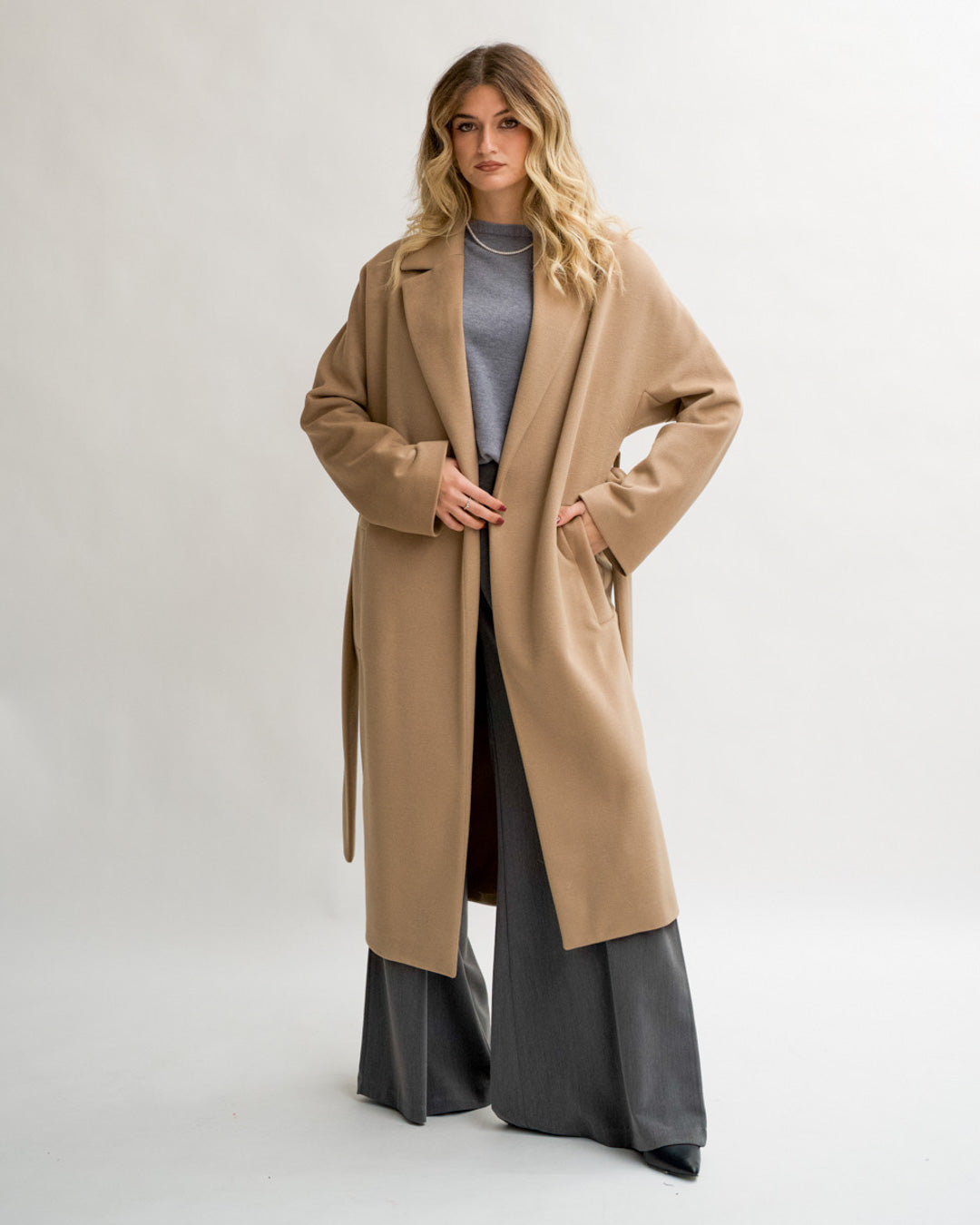 Cappotto lungo con cintura rimovibile, tasche e spalla costruita - Mister Uncategorized - Hope Abbigliamento e Accessori Donna Online