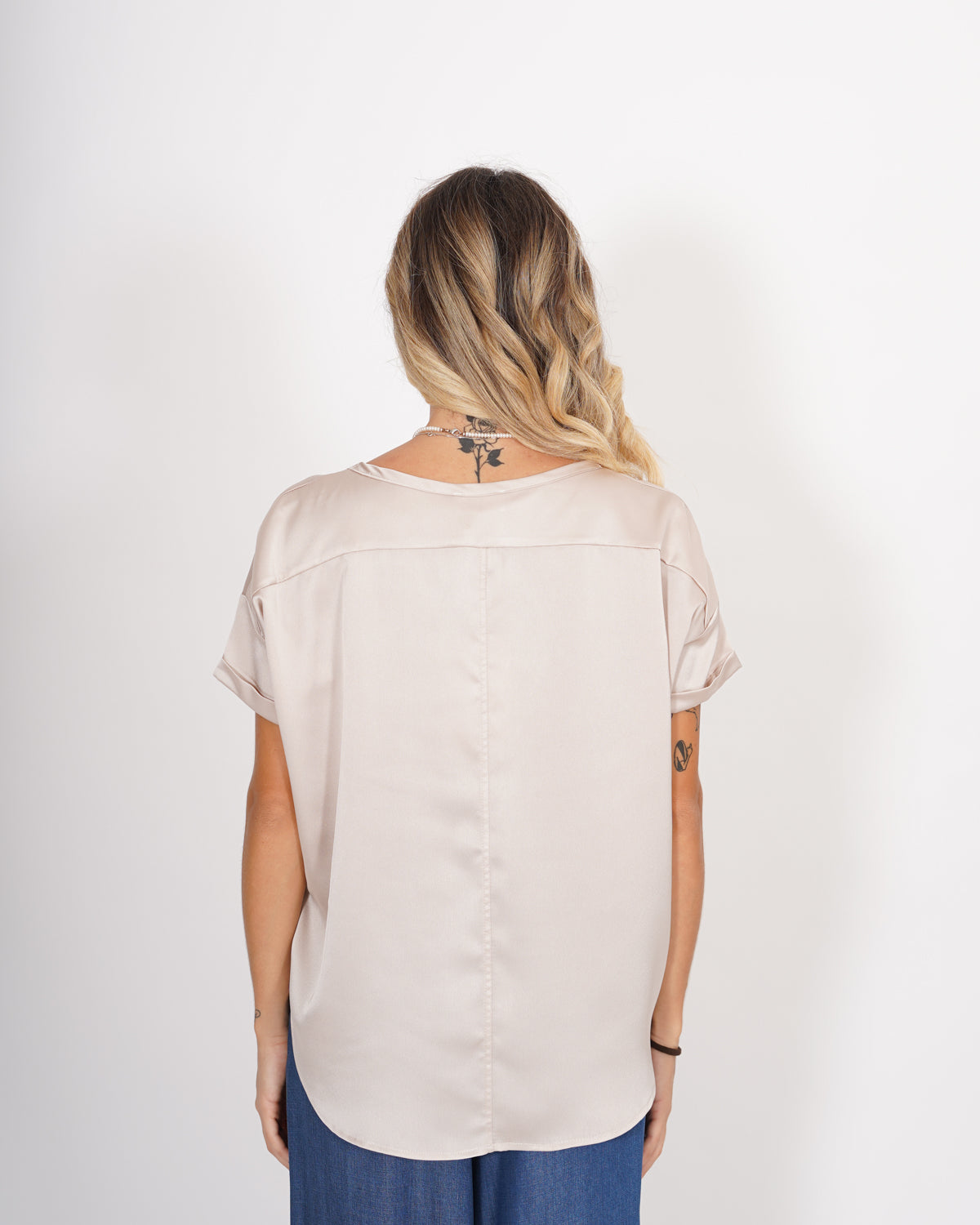 Blusa girocollo mezza manica con risvolto box fit  - Madonna