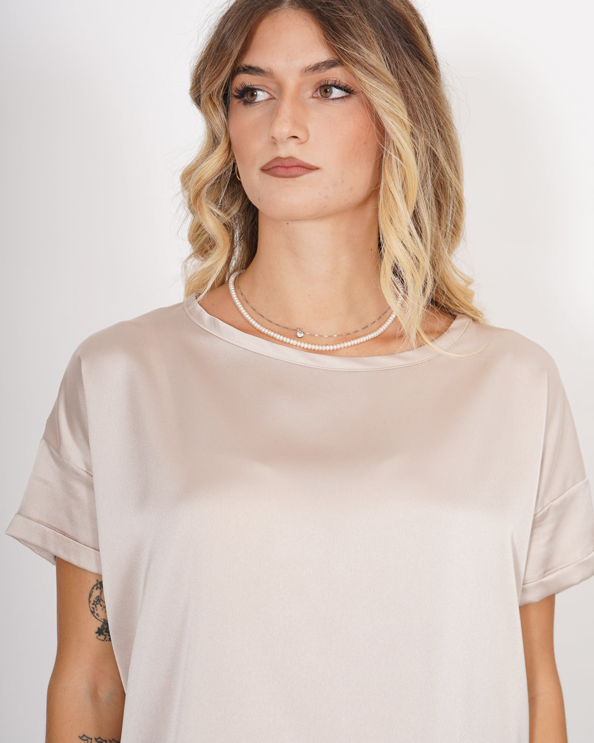 Blusa girocollo mezza manica con risvolto box fit  - Madonna