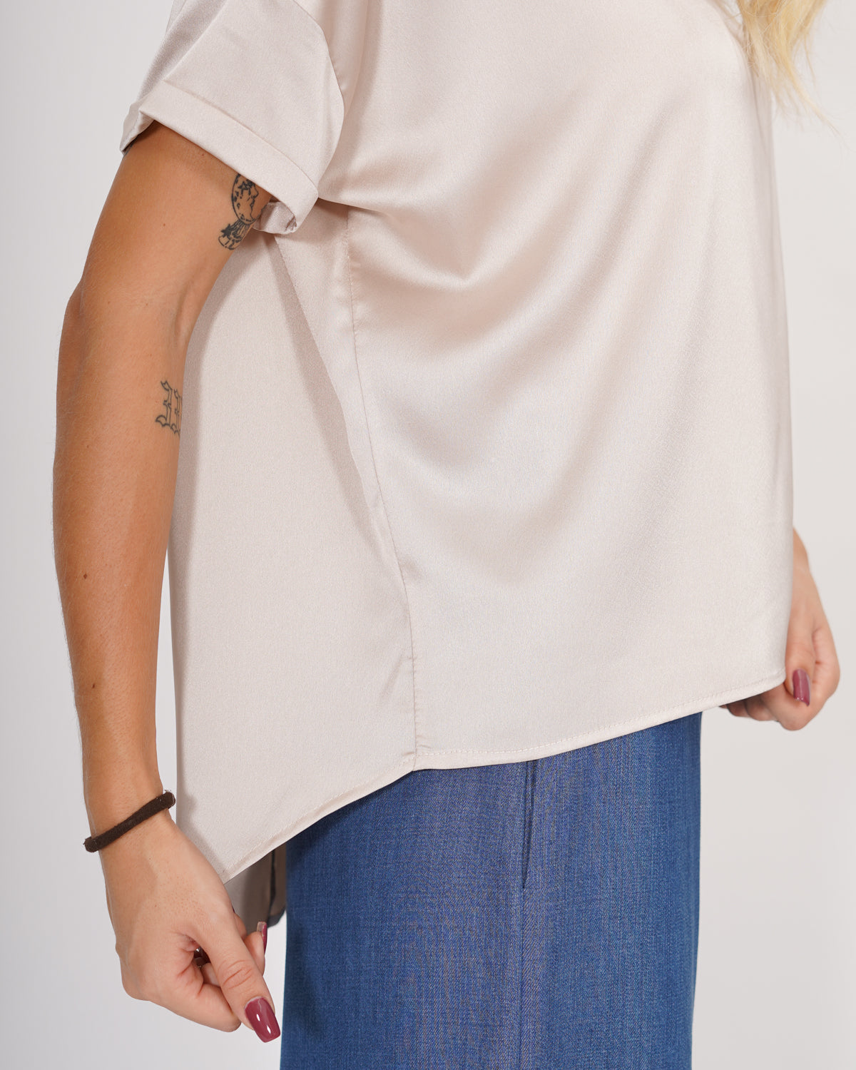 Blusa girocollo mezza manica con risvolto box fit  - Madonna