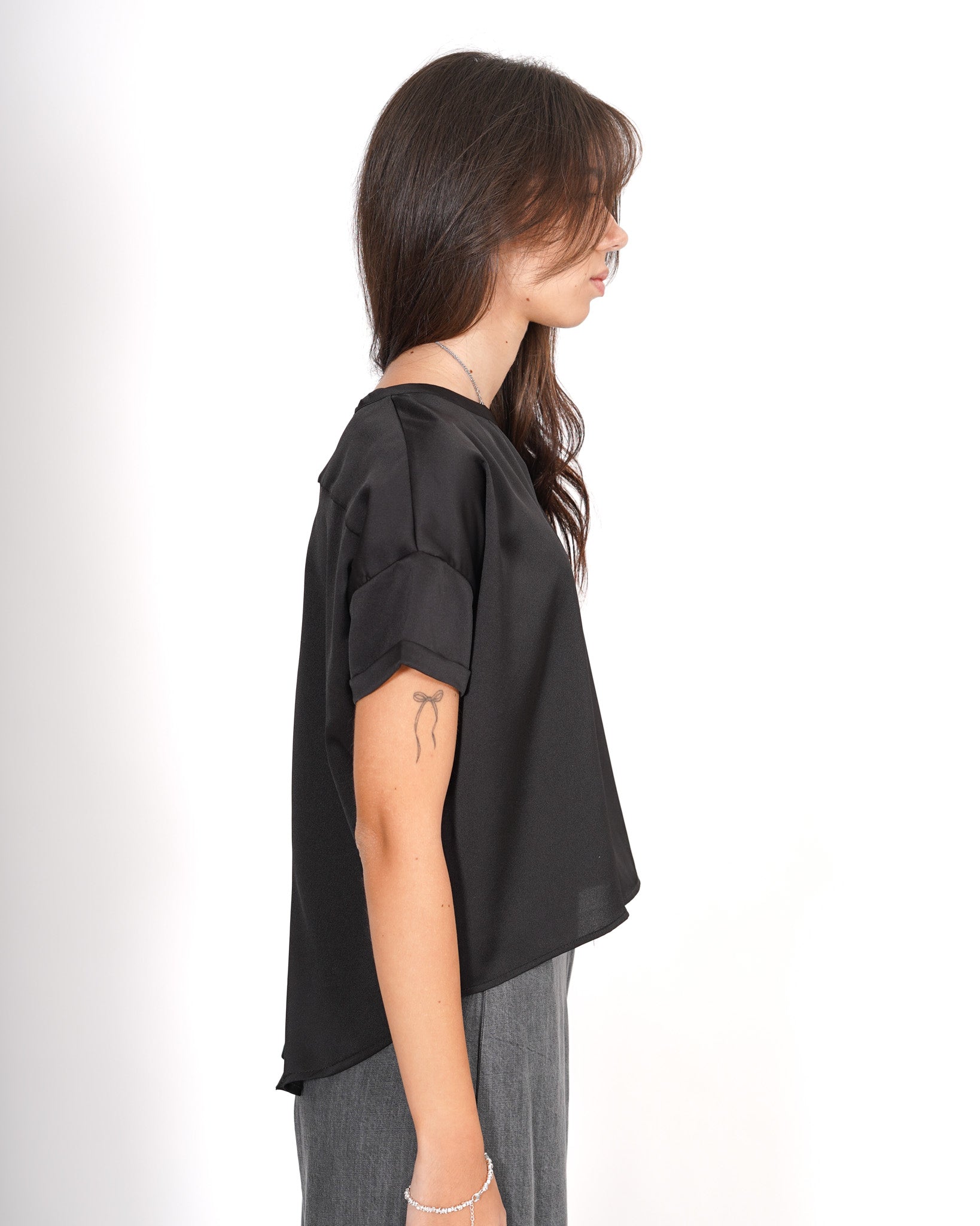 Blusa girocollo mezza manica con risvolto box fit  - Madonna