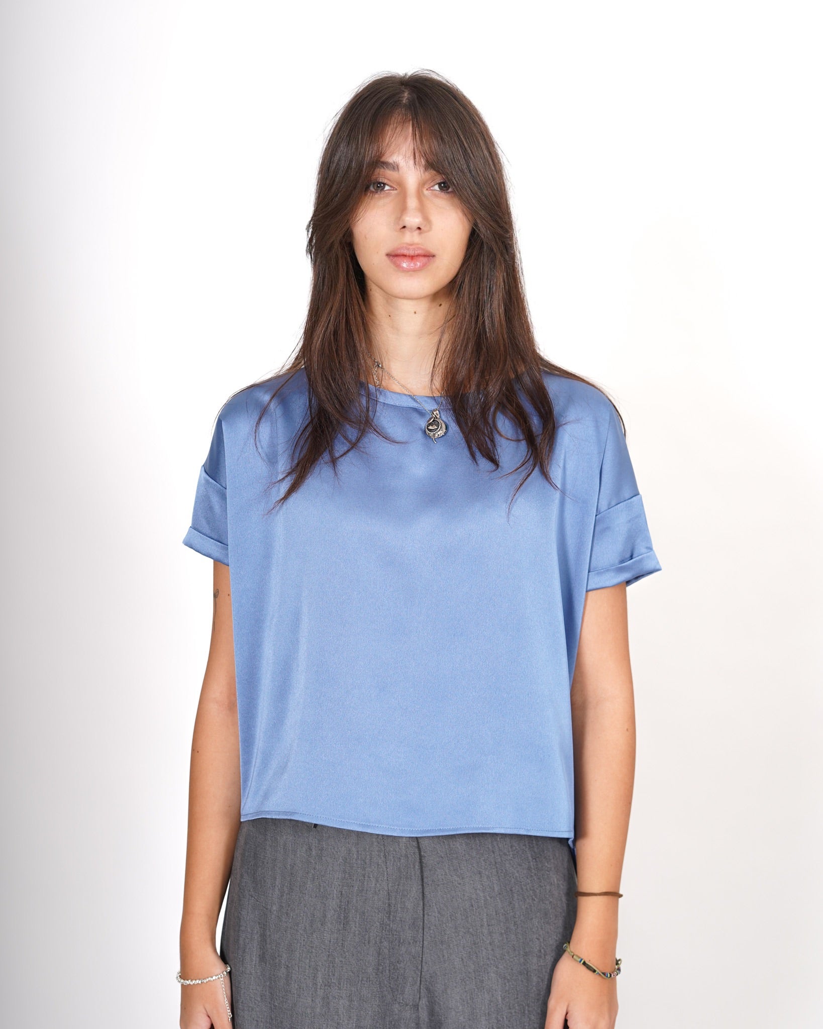 Blusa girocollo mezza manica con risvolto box fit  - Madonna