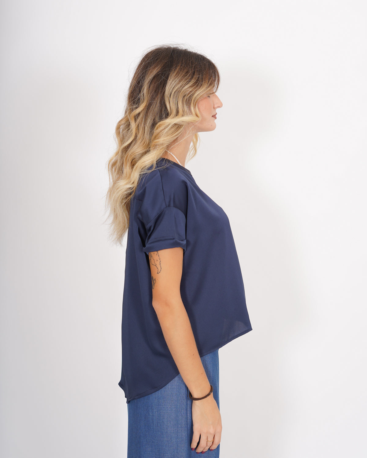 Blusa girocollo mezza manica con risvolto box fit  - Madonna