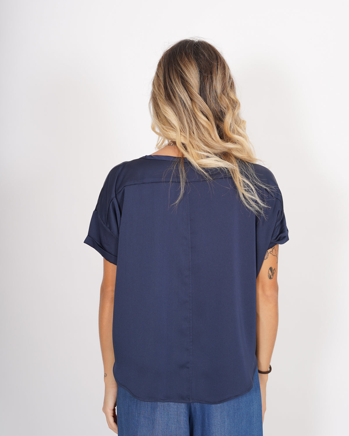 Blusa girocollo mezza manica con risvolto box fit  - Madonna