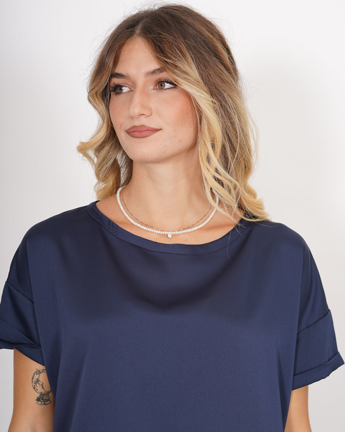 Blusa girocollo mezza manica con risvolto box fit  - Madonna