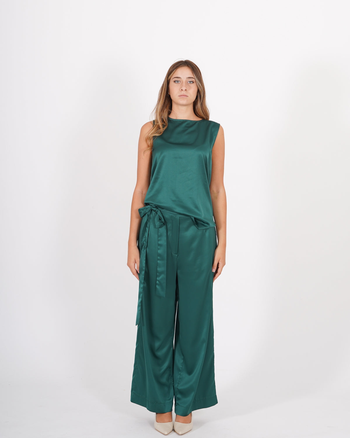 Coordinato in raso fluido blusa smanicata e pantaloni con cintura - Caruso Uncategorized - Hope Abbigliamento e Accessori Donna Online