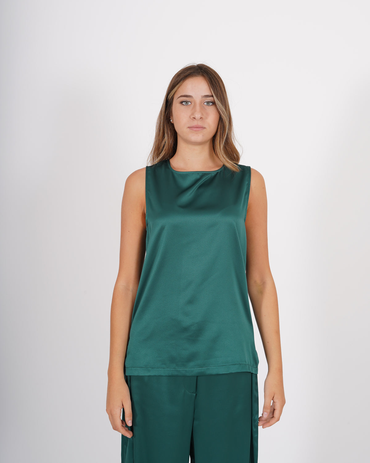 Coordinato in raso fluido blusa smanicata e pantaloni con cintura - Caruso Uncategorized - Hope Abbigliamento e Accessori Donna Online