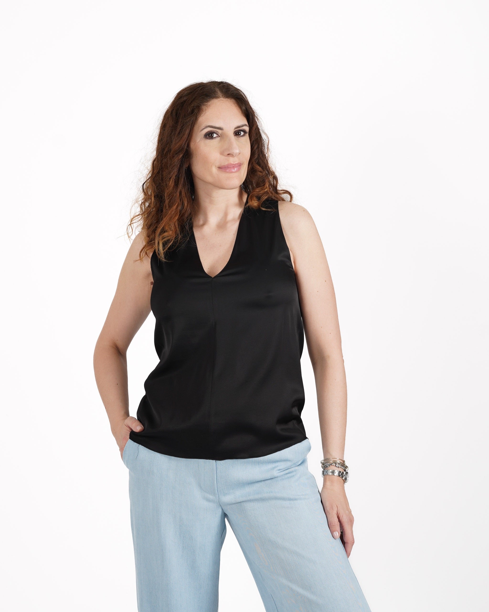 Blusa smanicata scollo a v in raso - Pausini