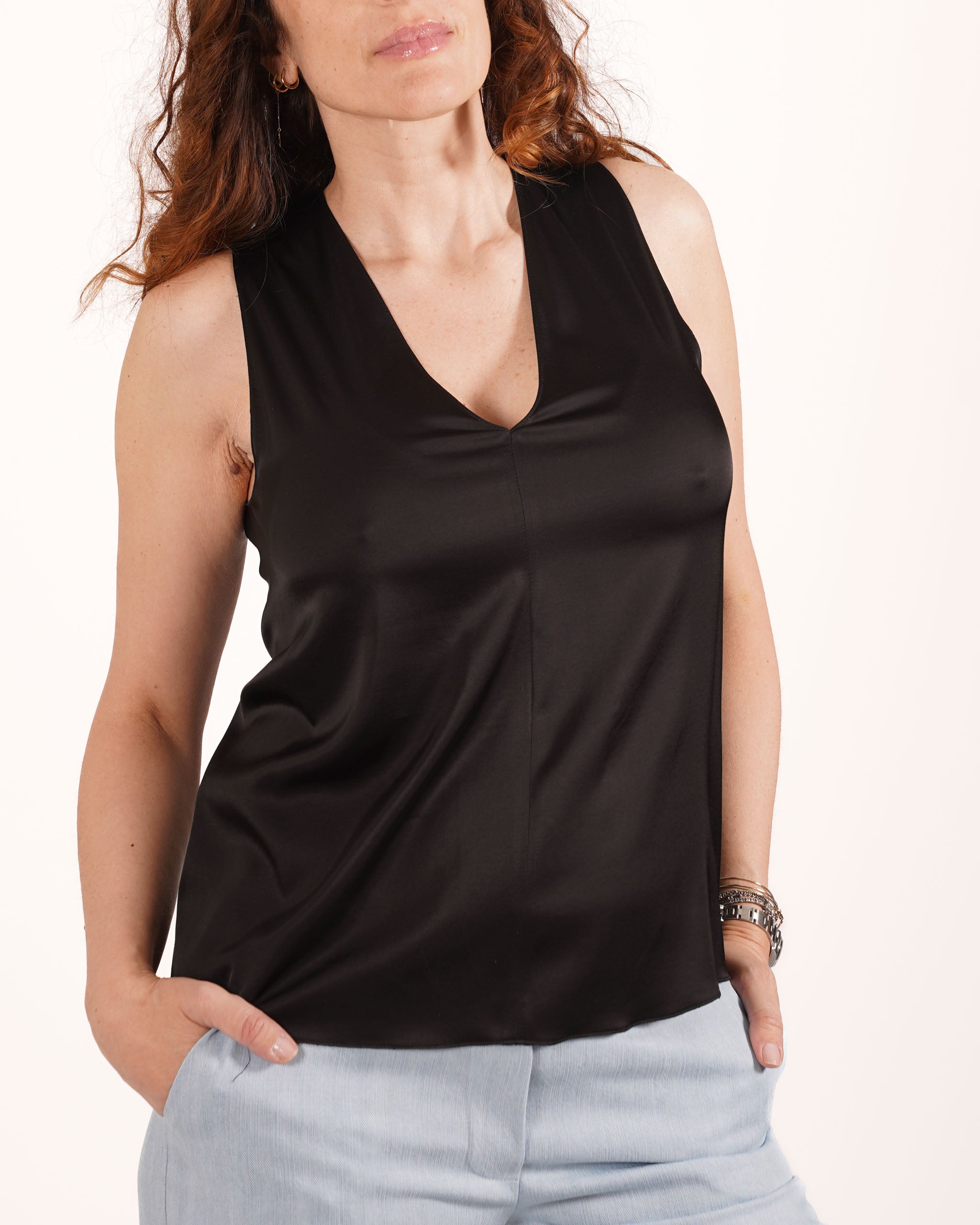 Blusa smanicata scollo a v in raso - Pausini