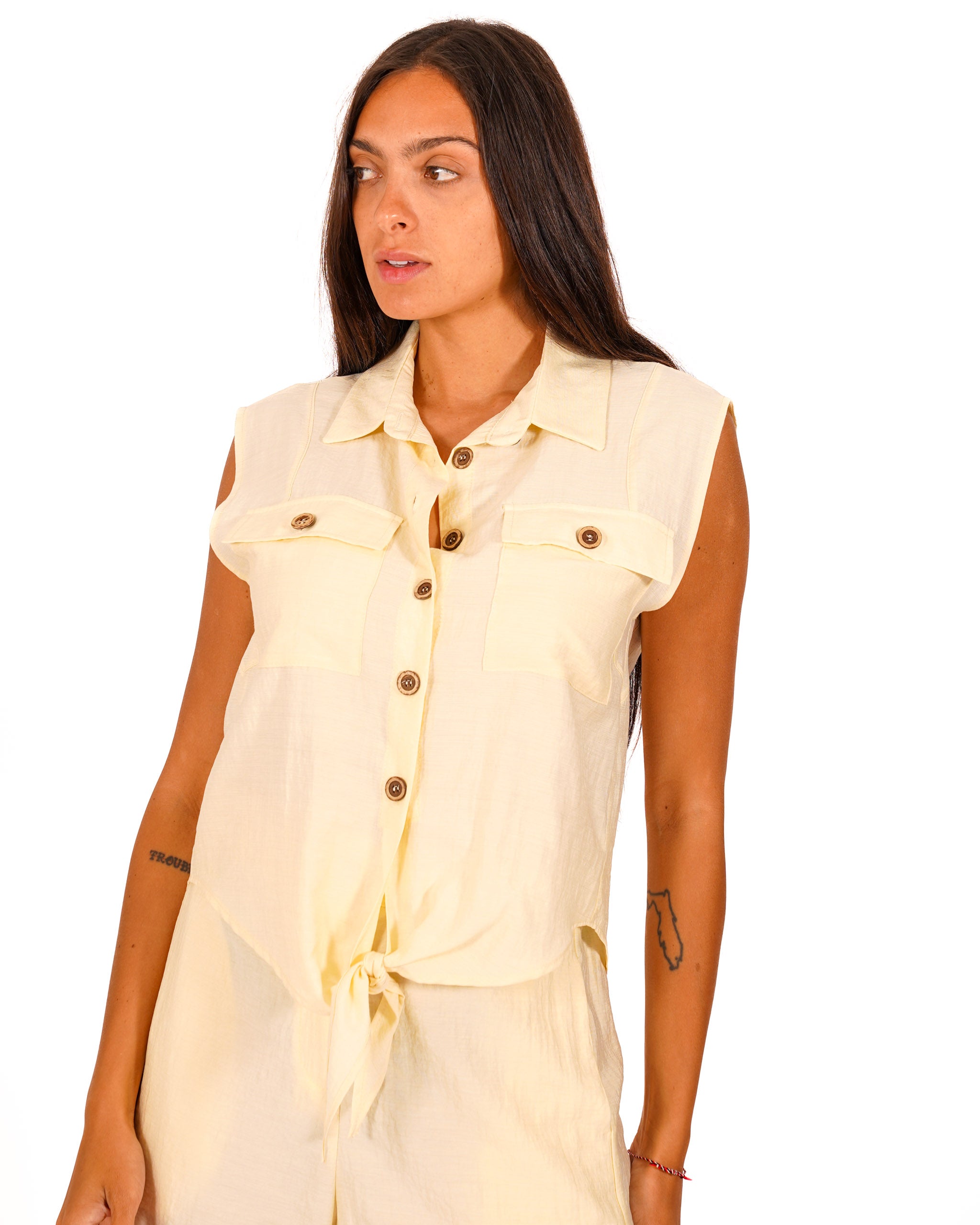 Camicia smanicata con bottoni in contrasto - Hoara