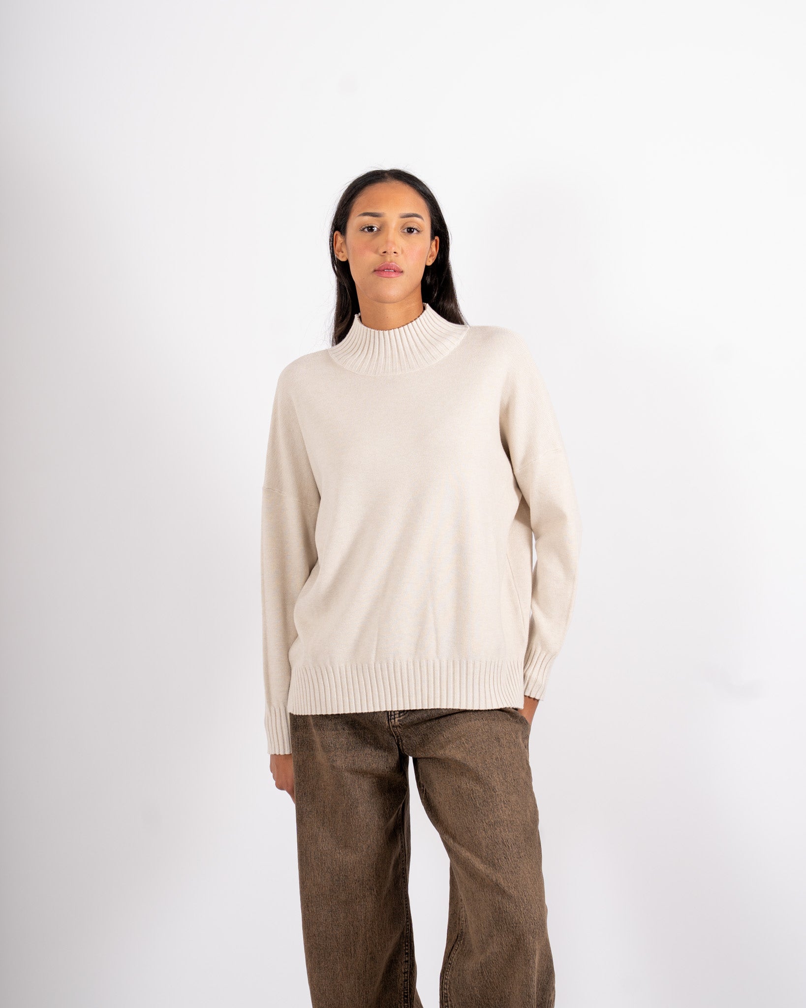Maglia collo alto con spacchetti sul fondo - Gesso