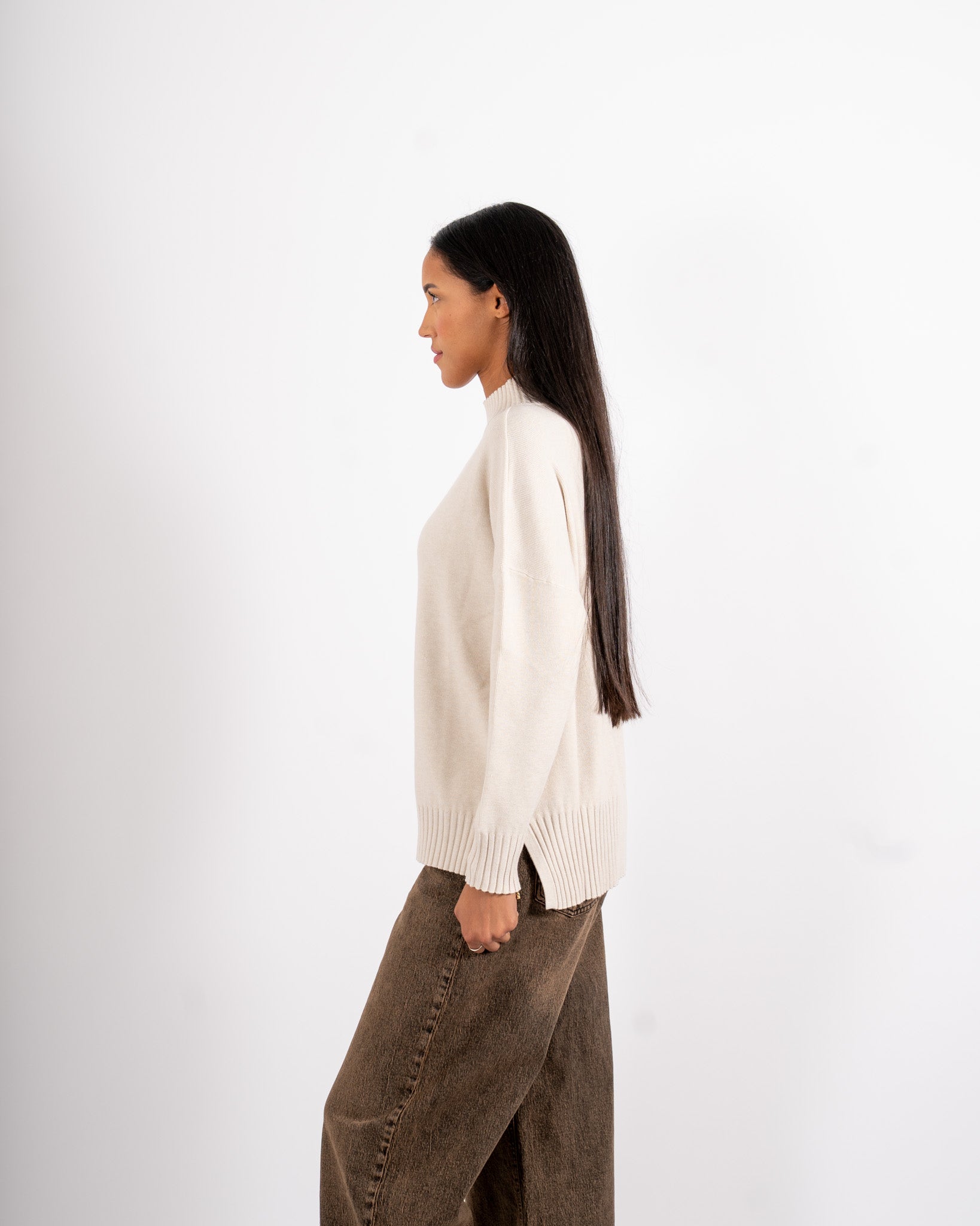 Maglia collo alto con spacchetti sul fondo - Gesso