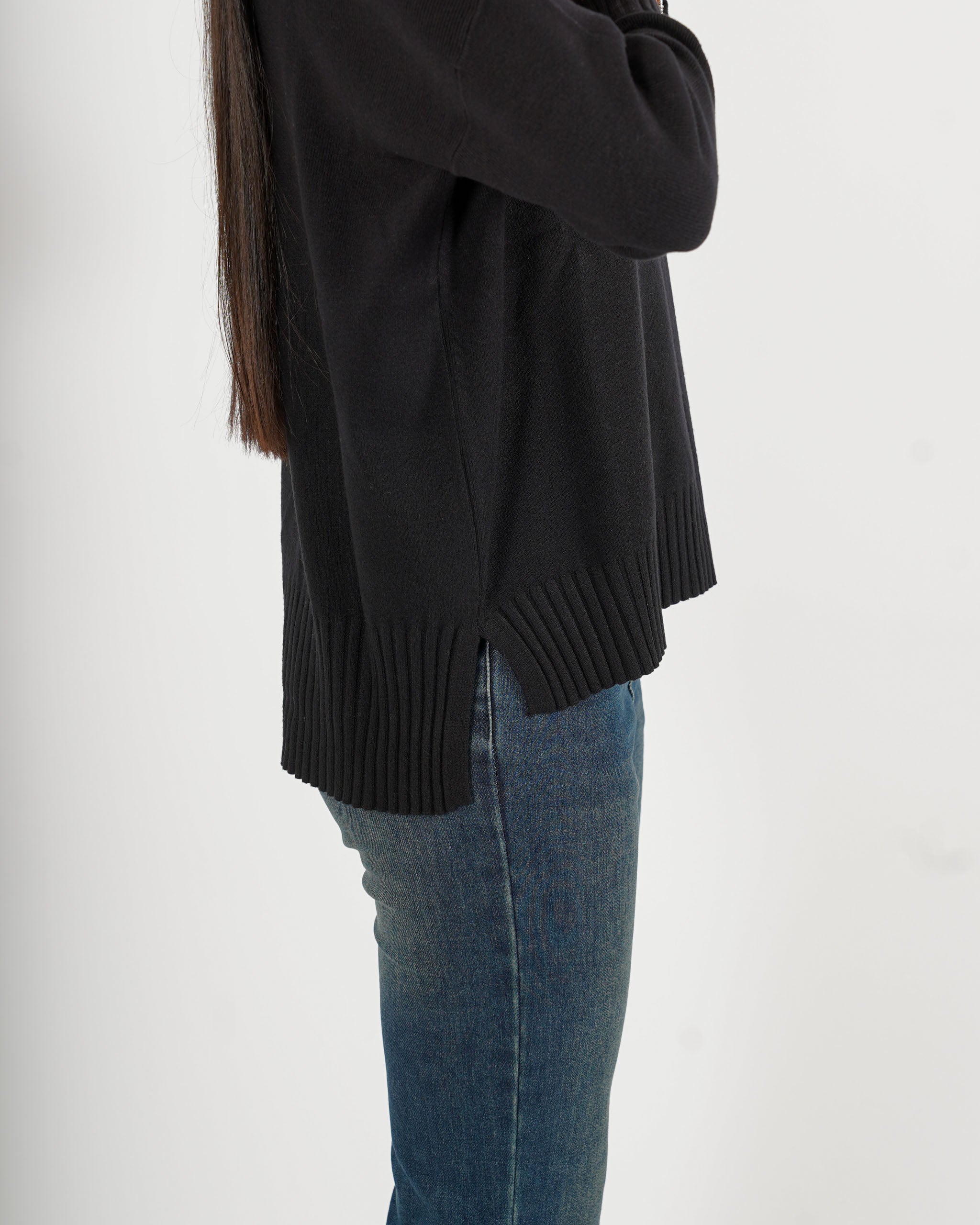 Maglia collo alto con spacchetti sul fondo - Gesso