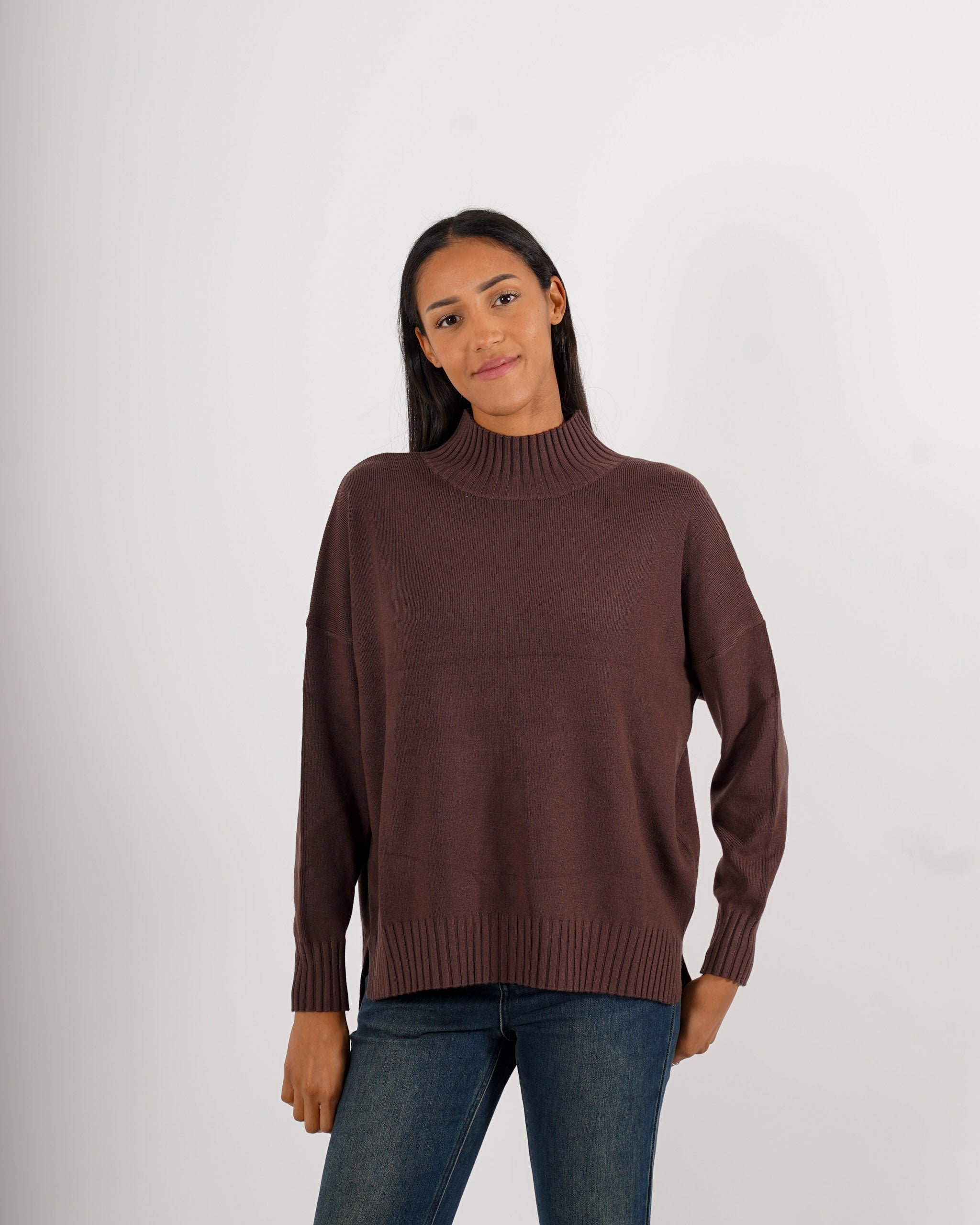 Maglia collo alto con spacchetti sul fondo - Gesso