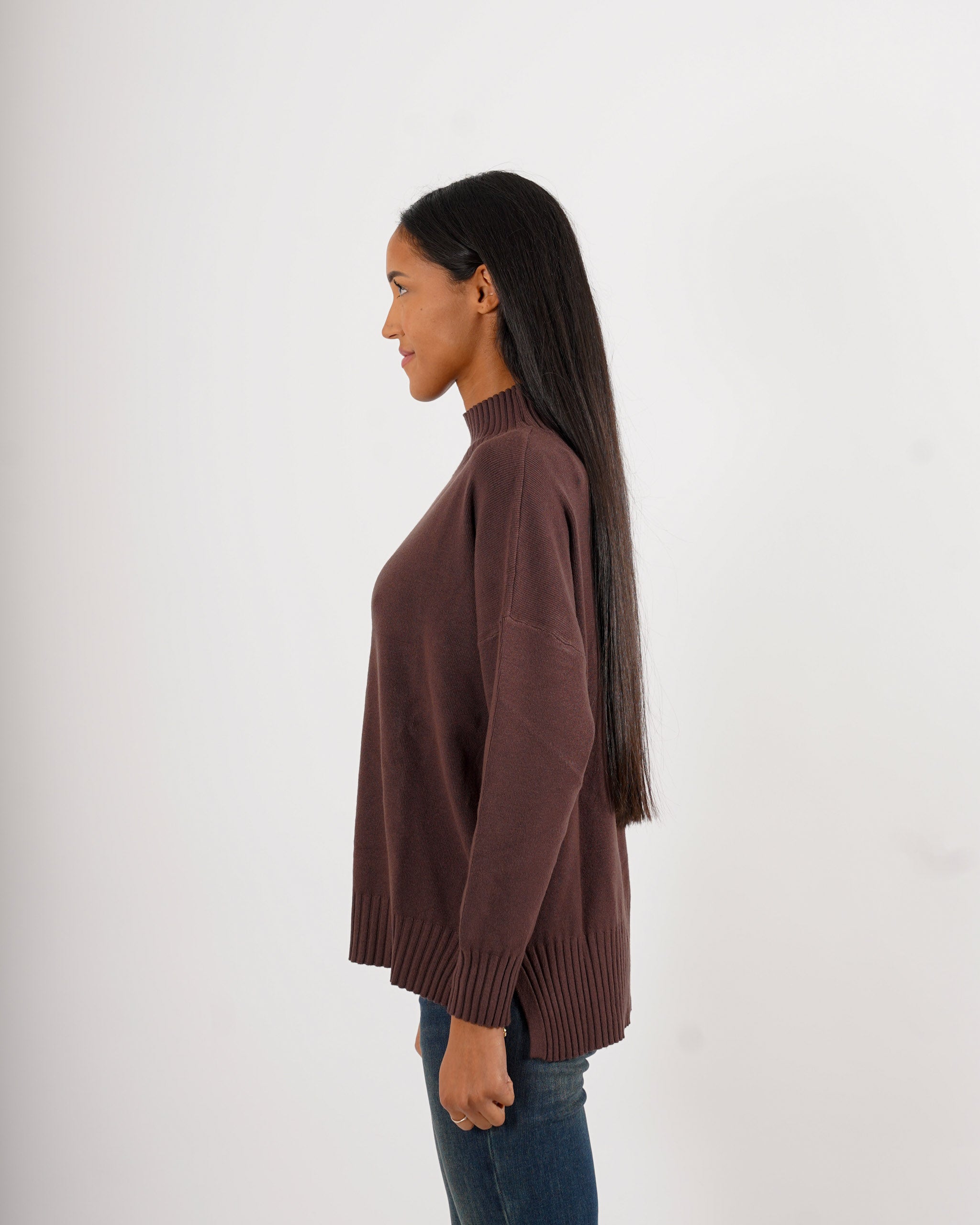 Maglia collo alto con spacchetti sul fondo - Gesso