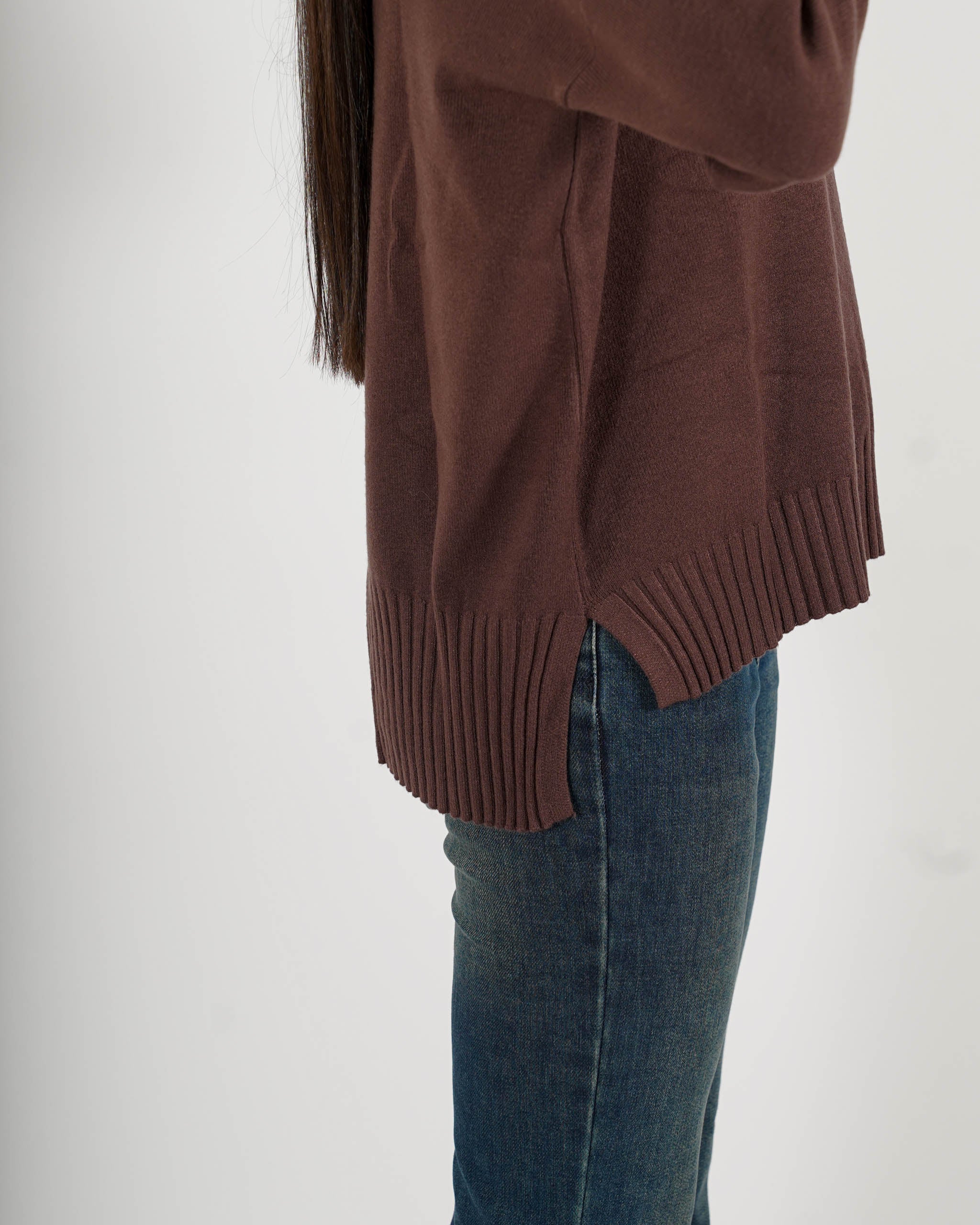 Maglia collo alto con spacchetti sul fondo - Gesso