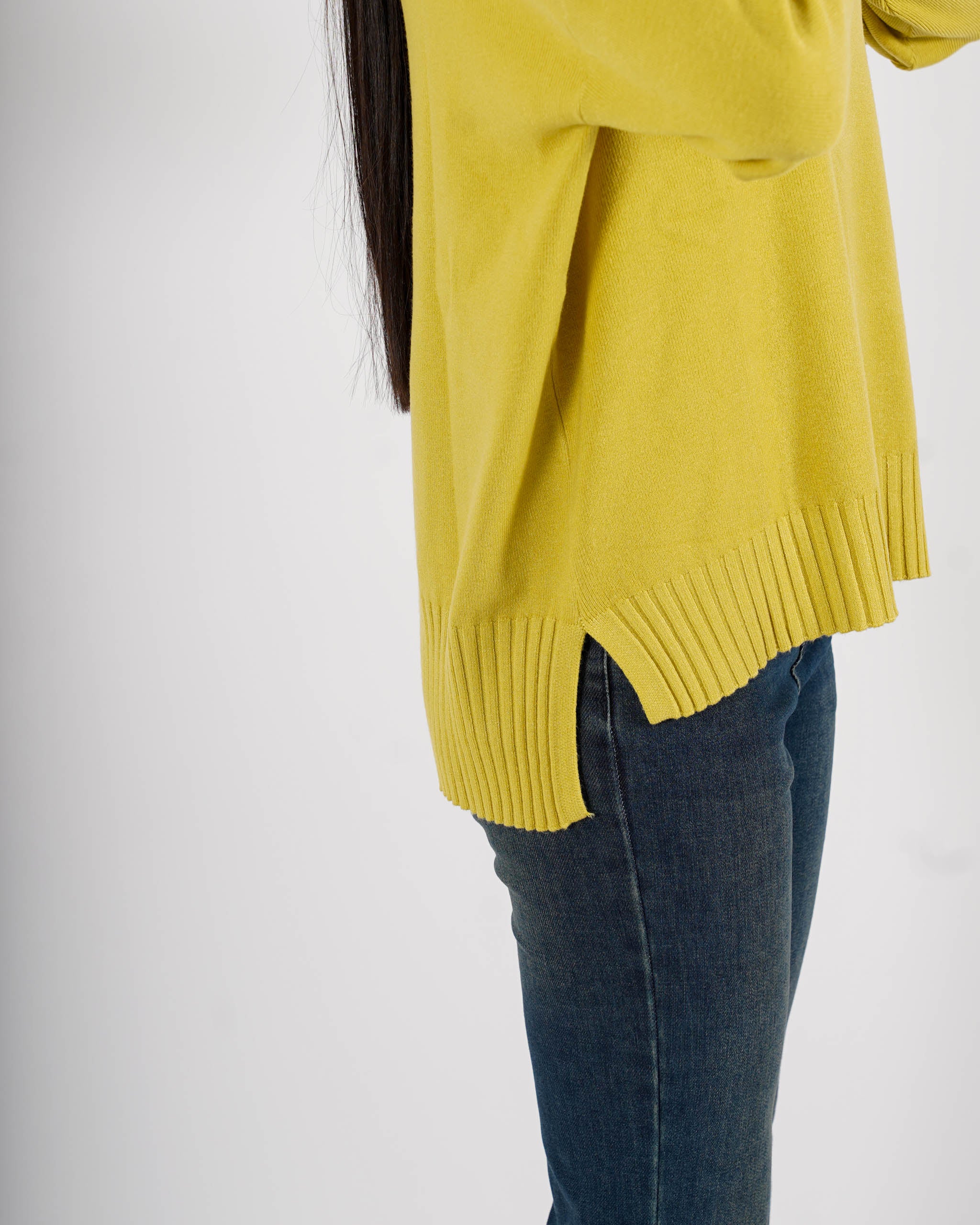 Maglia collo alto con spacchetti sul fondo - Gesso