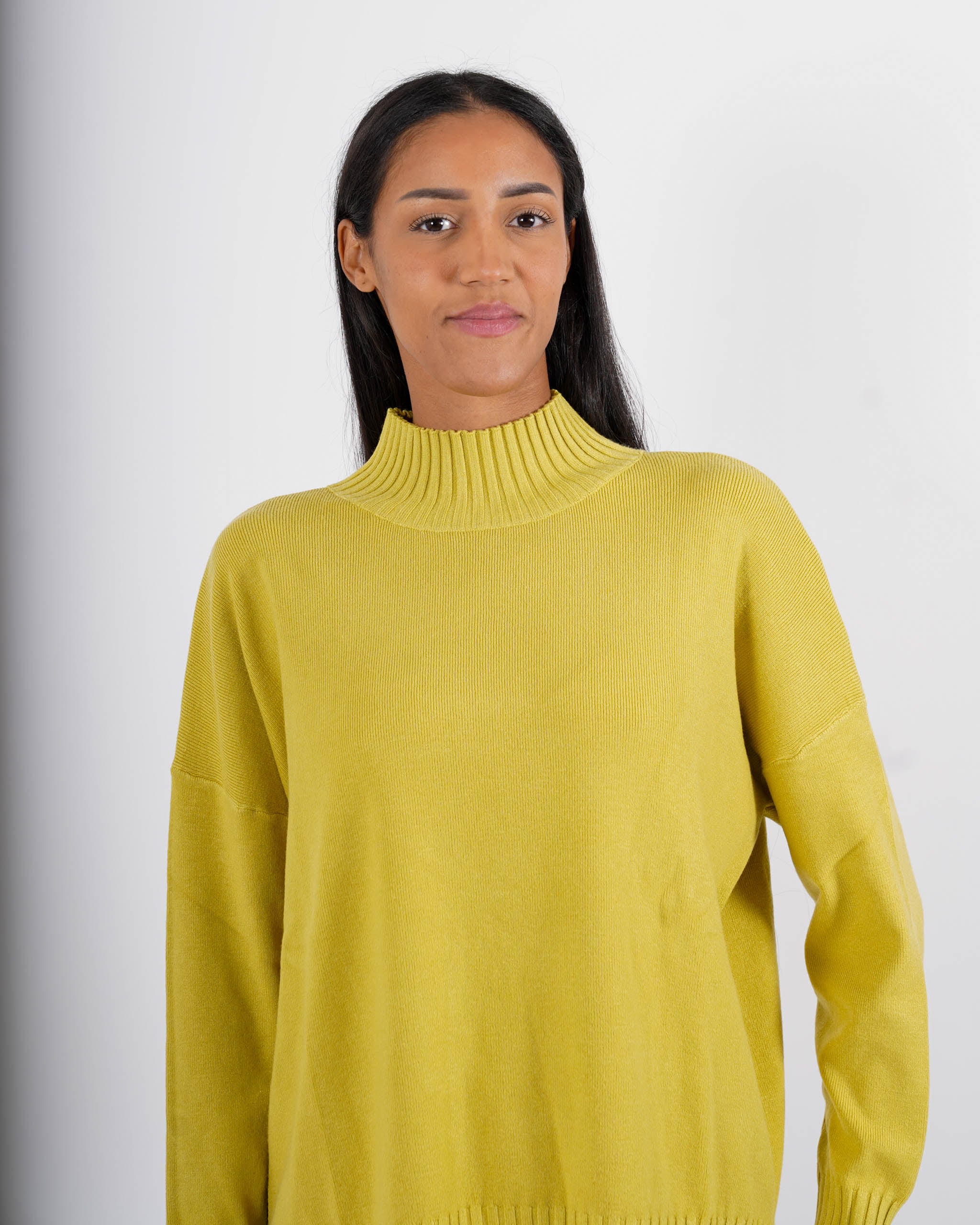 Maglia collo alto con spacchetti sul fondo - Gesso