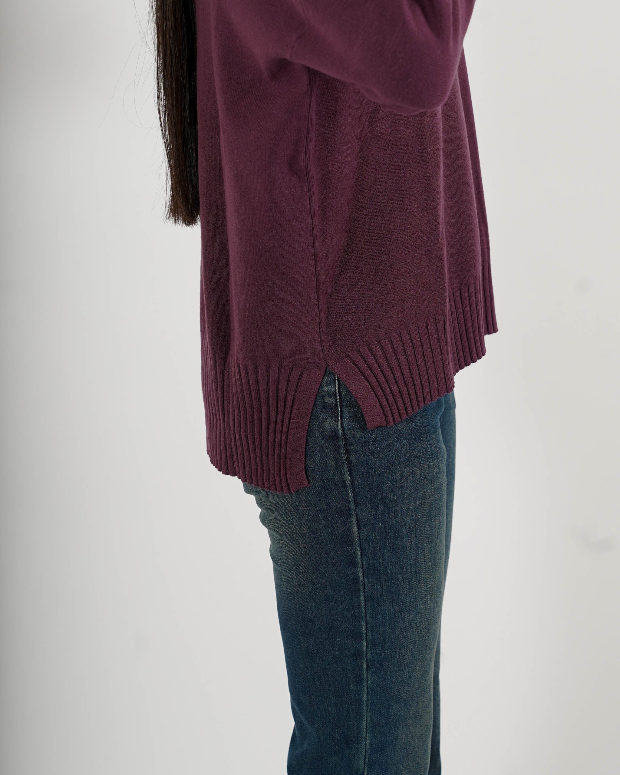 Maglia collo alto con spacchetti sul fondo - Gesso