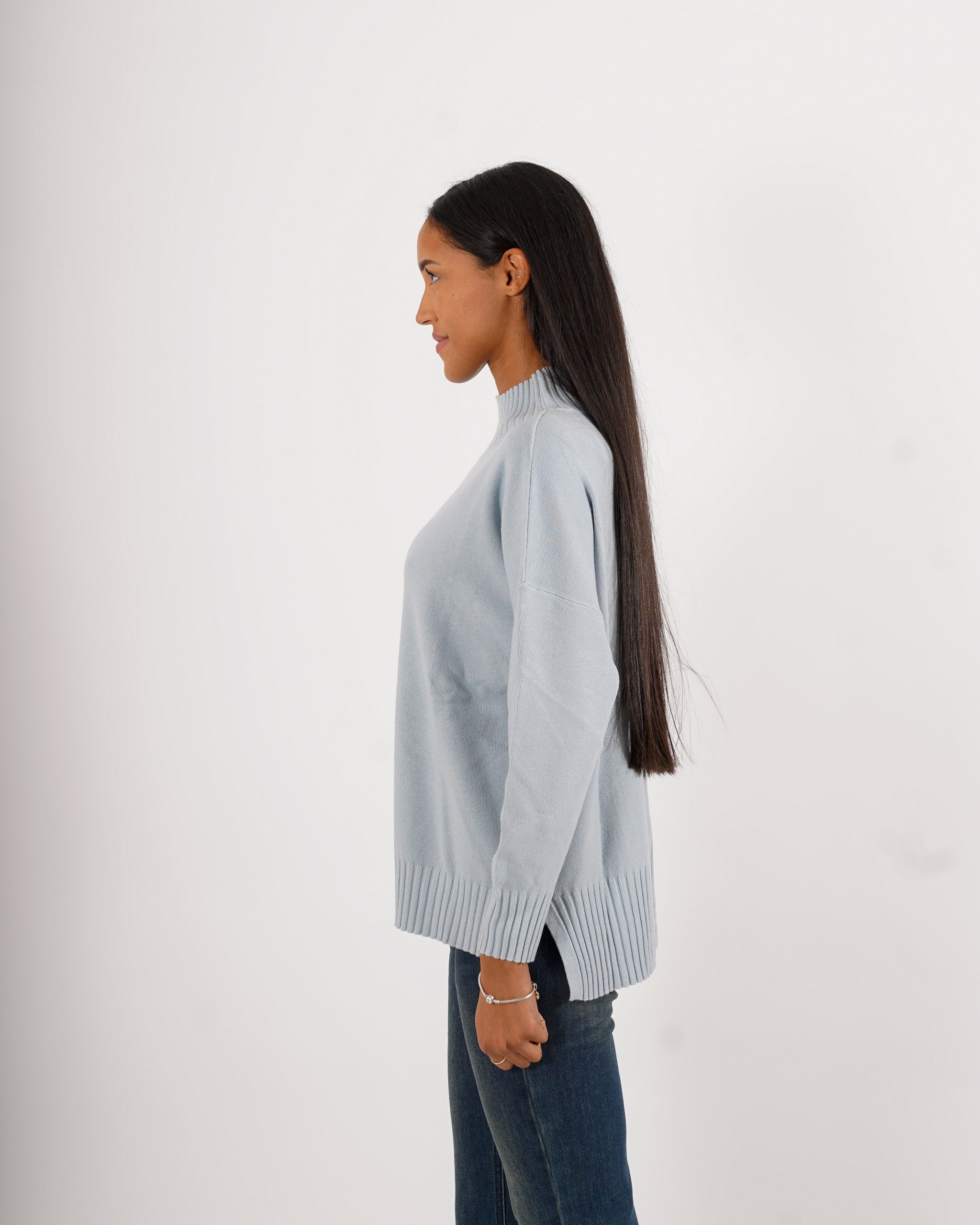 Maglia collo alto con spacchetti sul fondo - Gesso