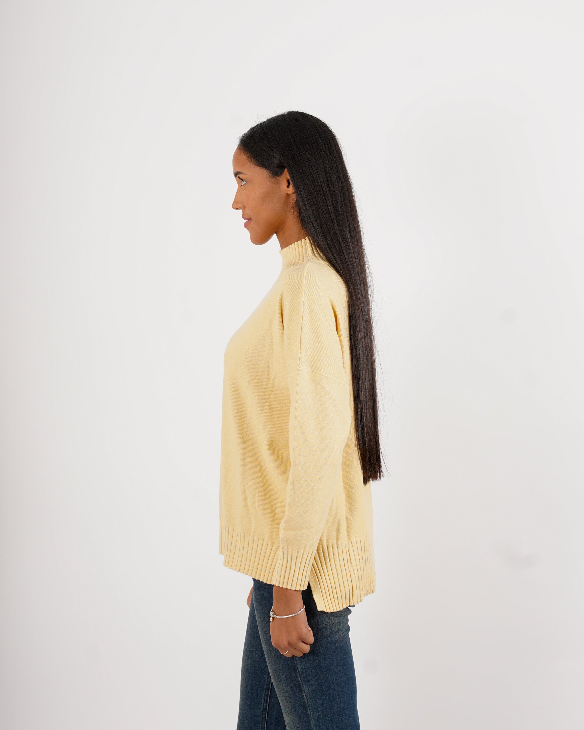 Maglia collo alto con spacchetti sul fondo - Gesso