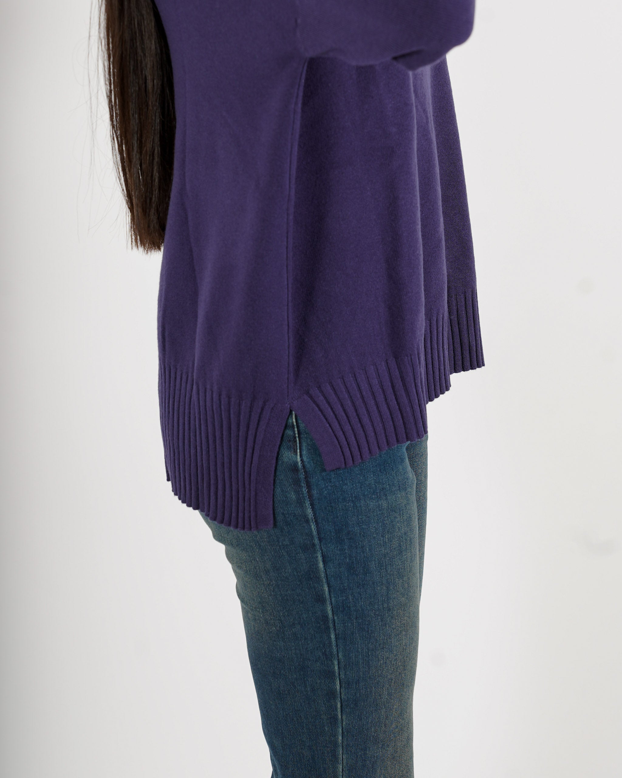 Maglia collo alto con spacchetti sul fondo - Gesso