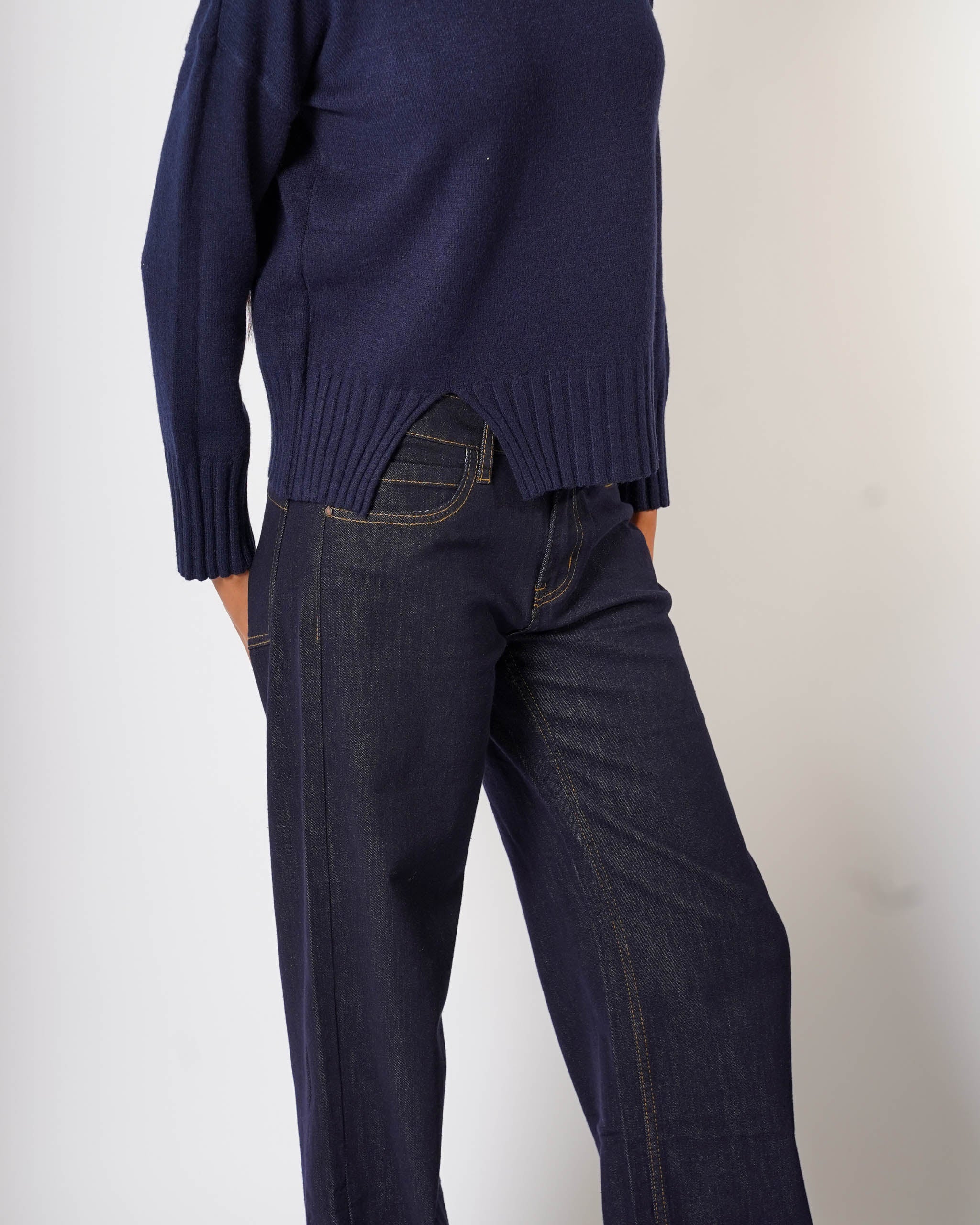 Maglia girocollo minimal con spacco frontale - Fulgenzia