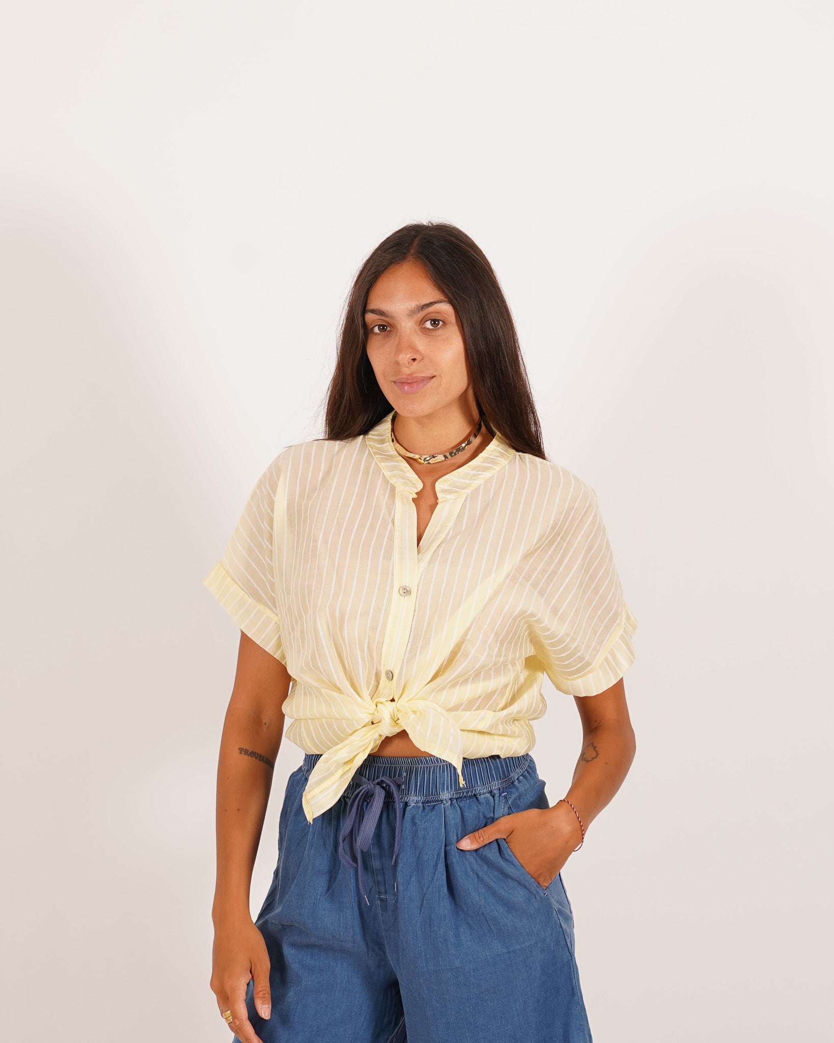 Camicia rigata mezza manica e nodo frontale - Adriana