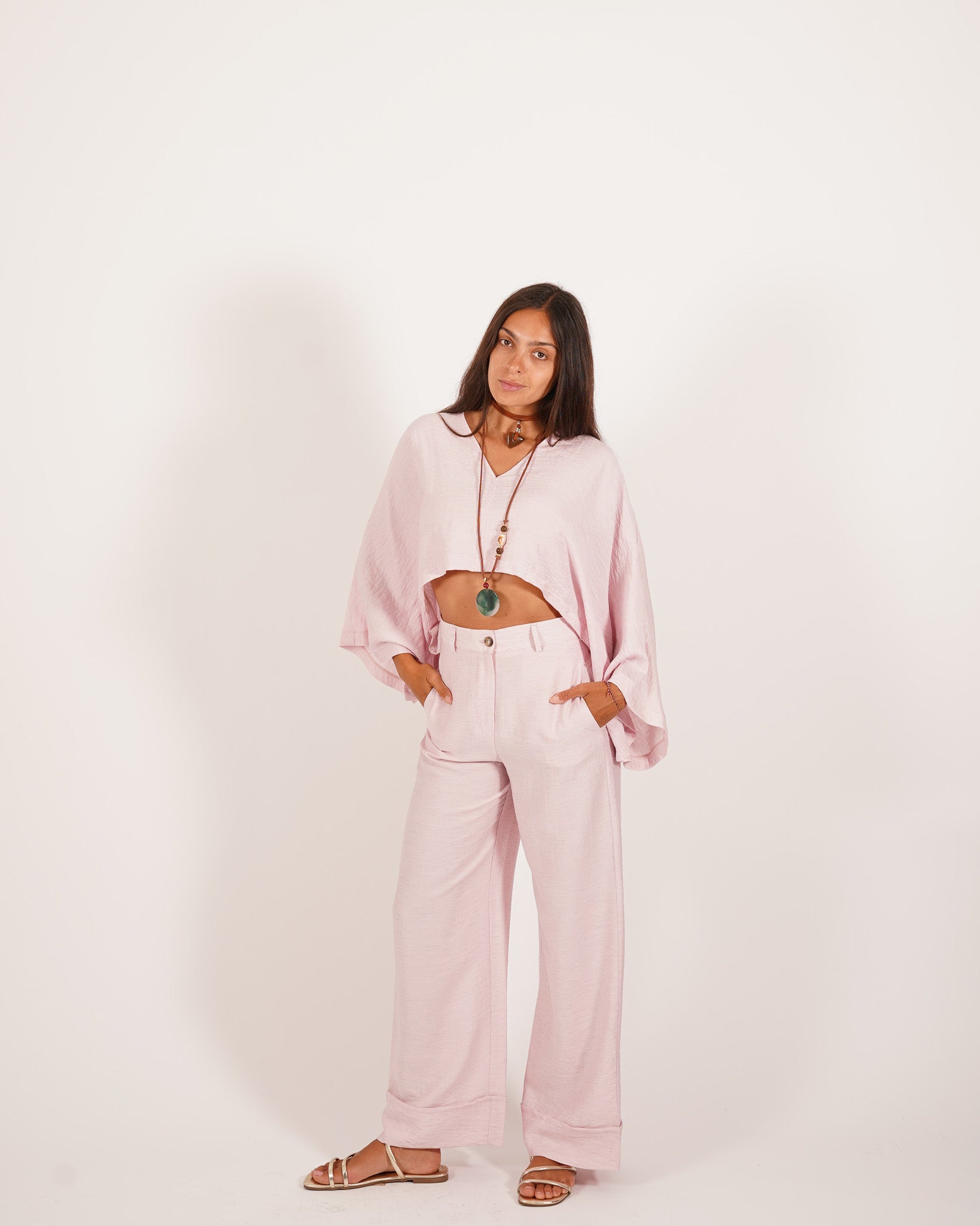 Coordinato blusa cropped e pantalone regular fit con collana in pietra - Lucilla