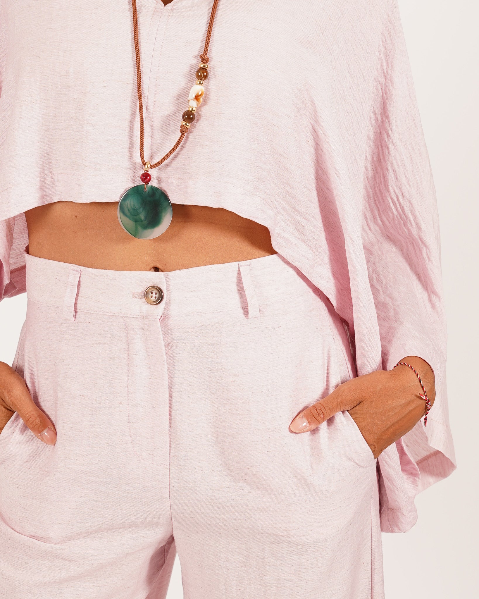 Coordinato blusa cropped e pantalone regular fit con collana in pietra - Lucilla