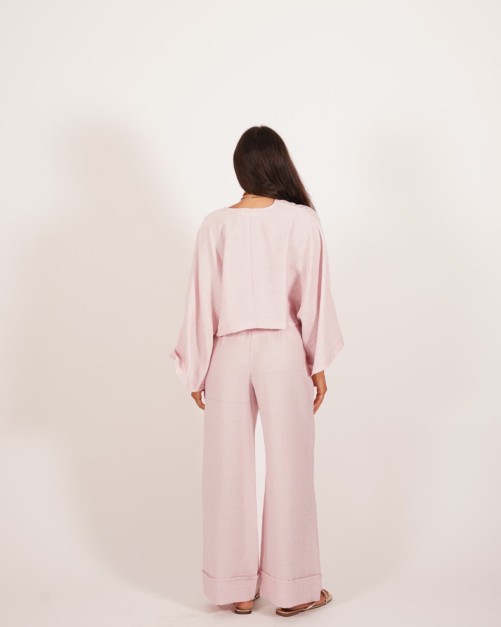 Coordinato blusa cropped e pantalone regular fit con collana in pietra - Lucilla