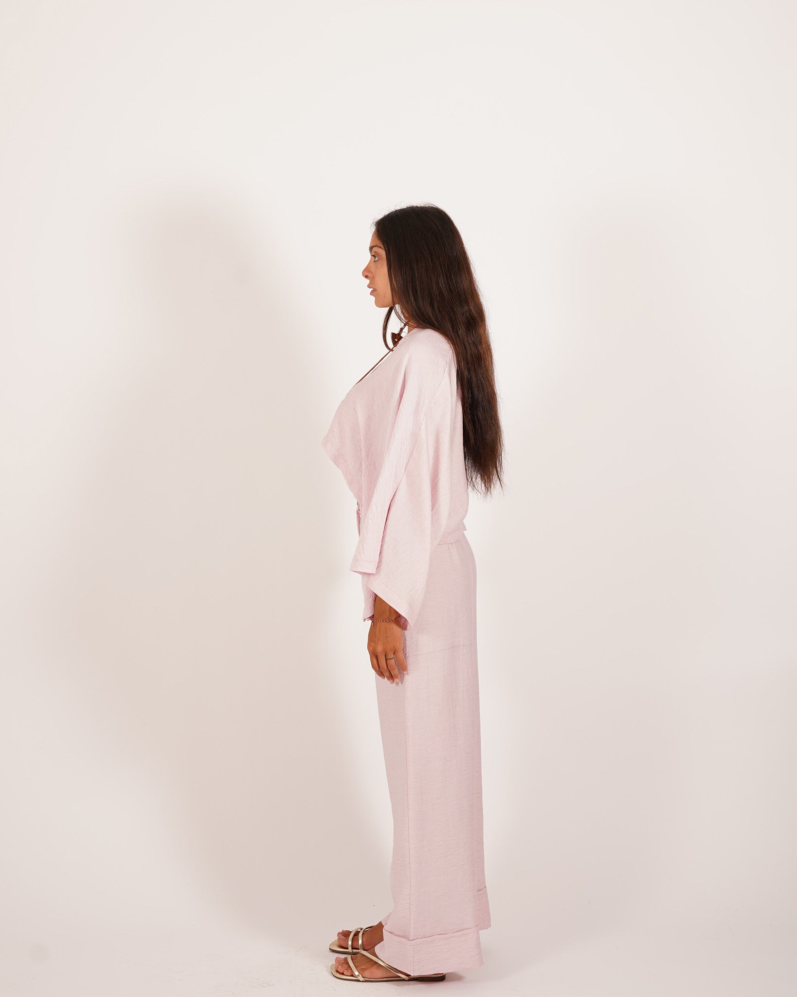 Coordinato blusa cropped e pantalone regular fit con collana in pietra - Lucilla