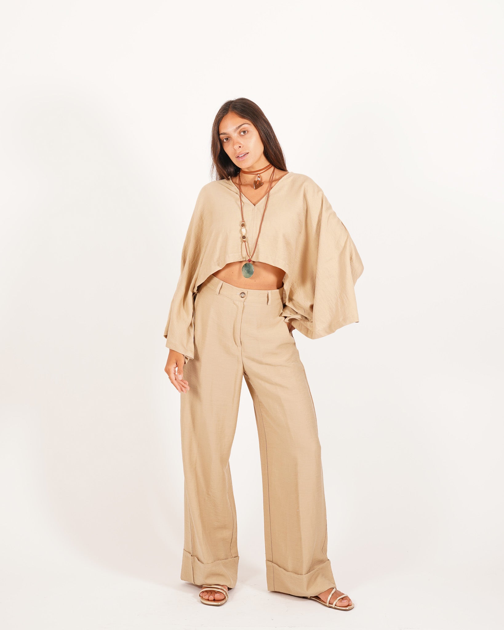 Coordinato blusa cropped e pantalone regular fit con collana in pietra - Lucilla